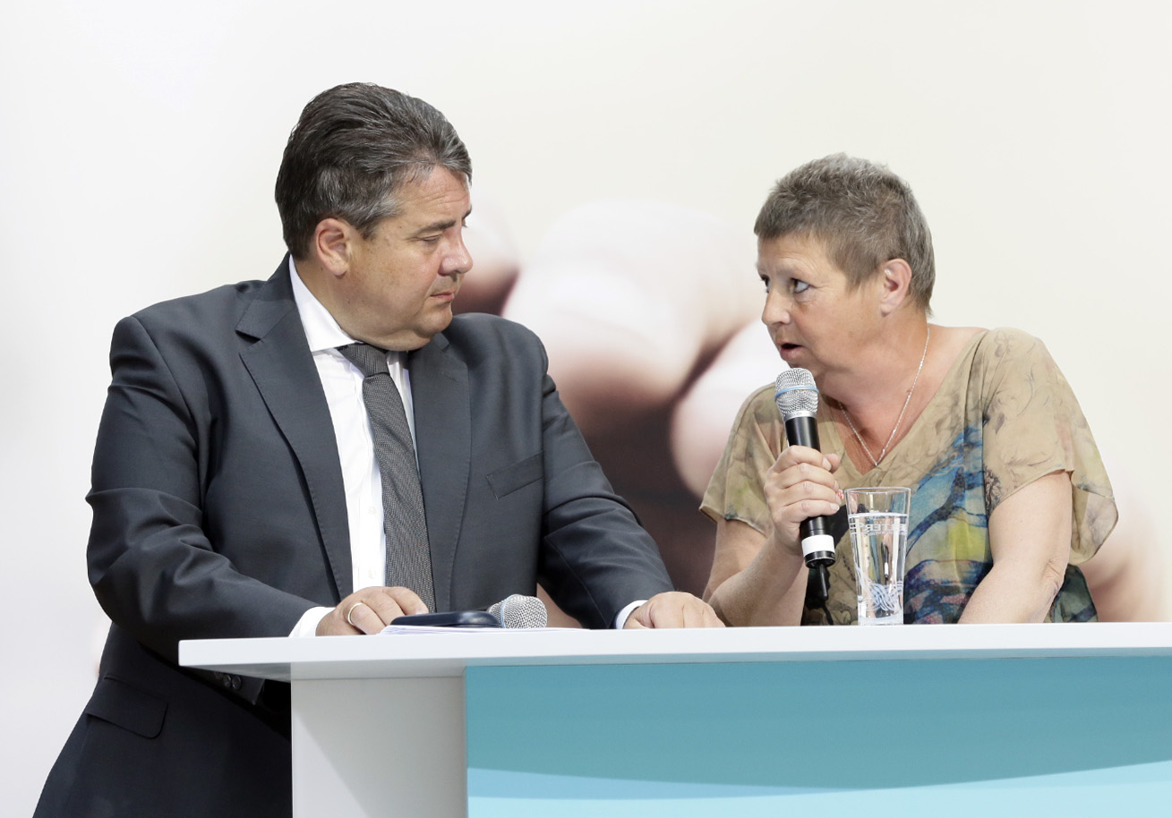 SPD-Chef Sigmar Gabriel mit SPD-Neumitglied Susanne Neumann bei der Wertekonferenz Gerechtigkeit im Willy-Brandt-Haus