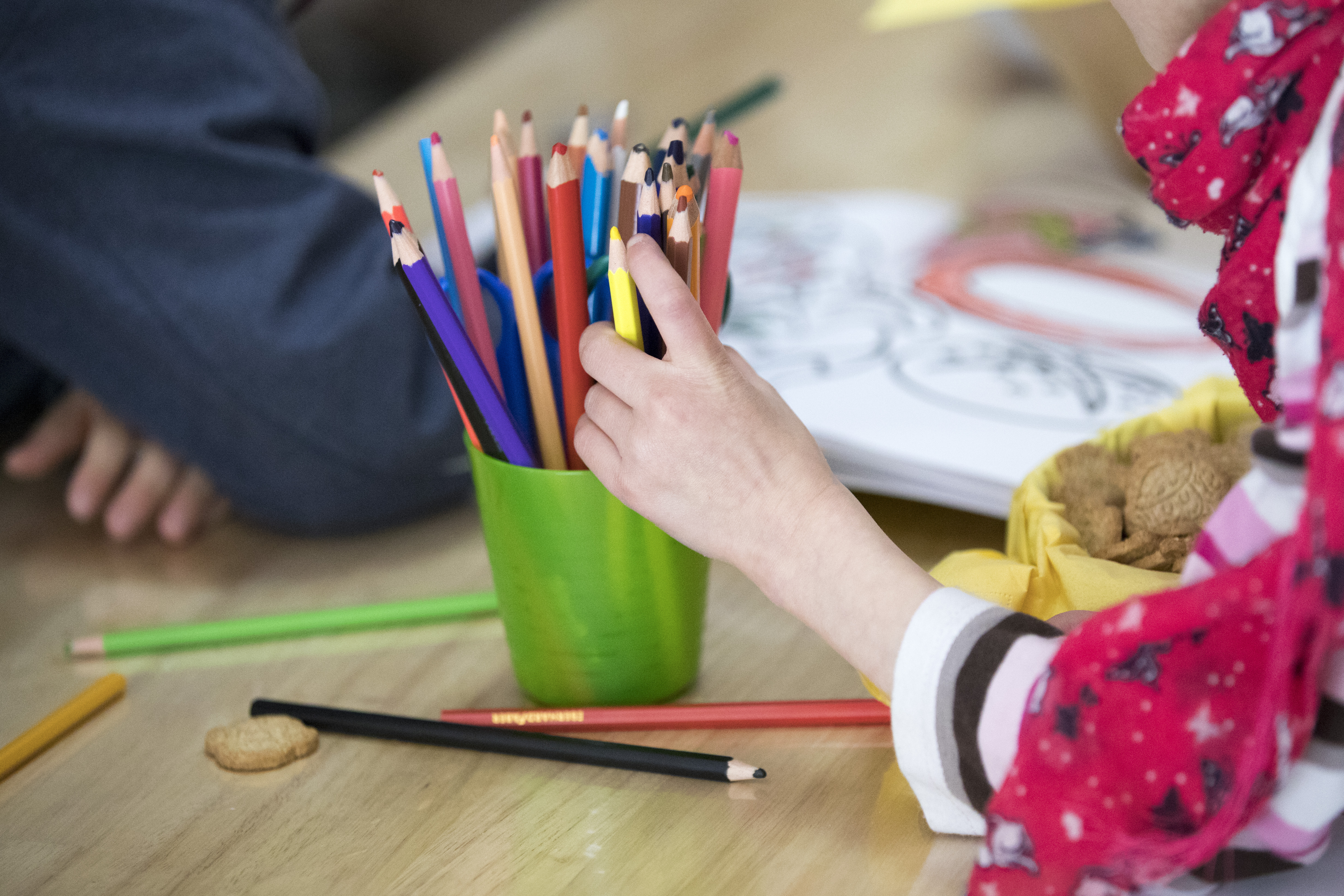 Kinder dürfen weiter mit Buntstifen malen – auch wenn die Bild anderes behauptete und der EU dafür die Schuld gab.