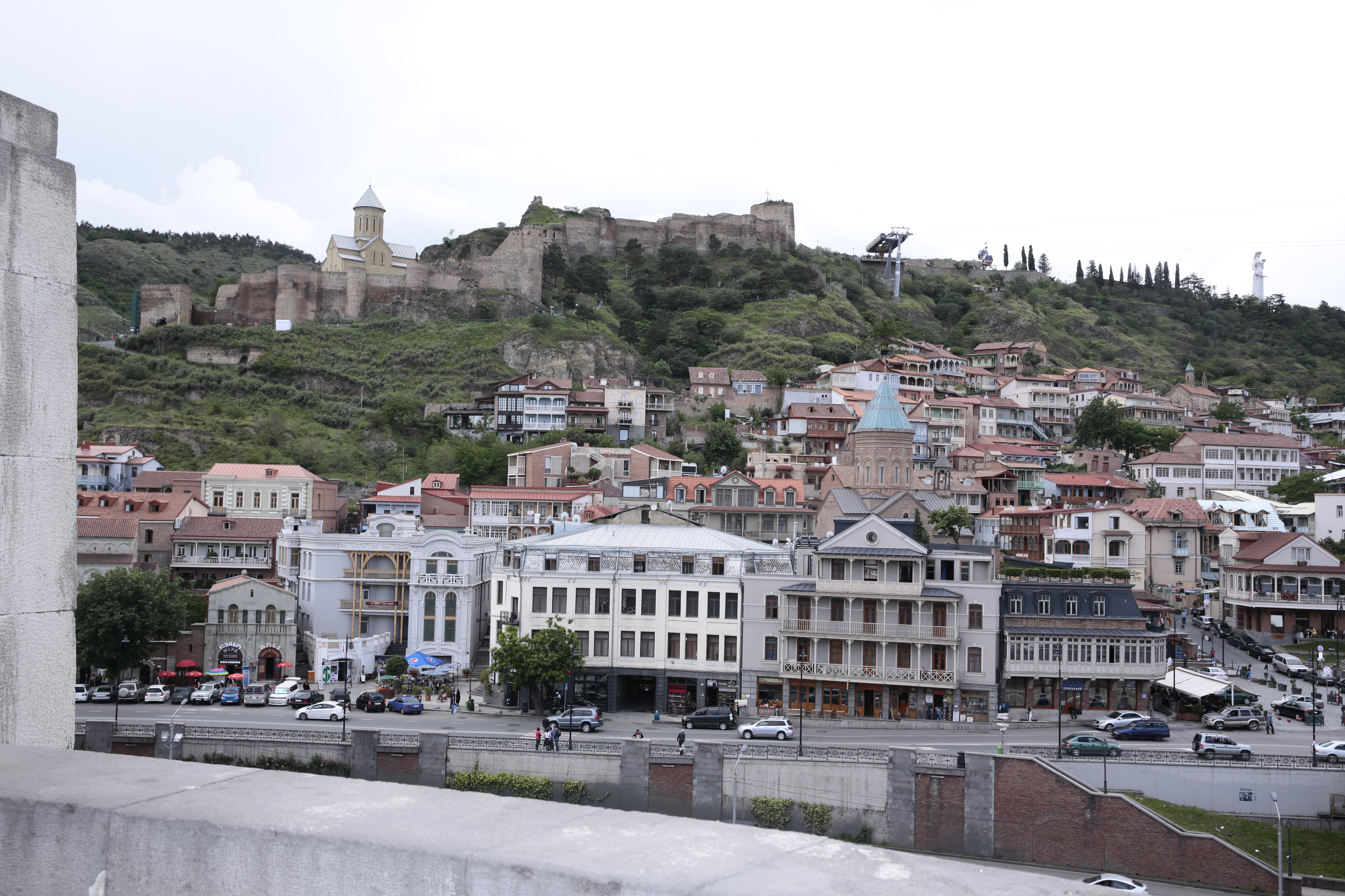 Blick auf Burg und Altstadt der georgischen Hauptstadt Tiflis
