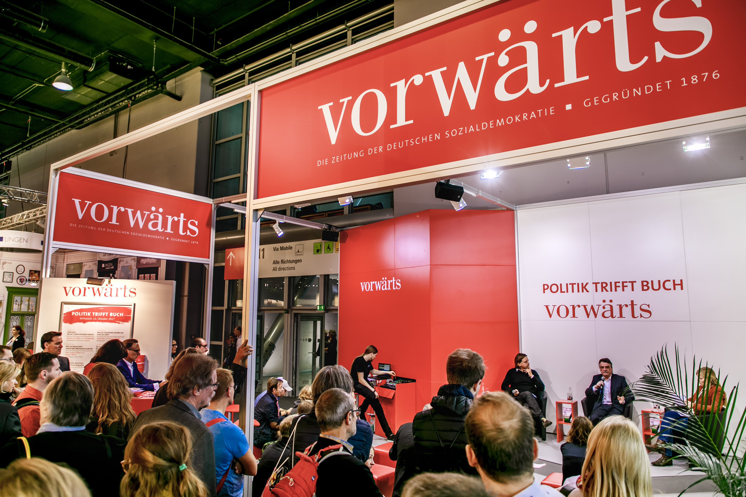Großes Gedränge: Die Diskussionen am vorwärts-Stand auf der Frankfurter Buchmesse ziehen die Massen an.