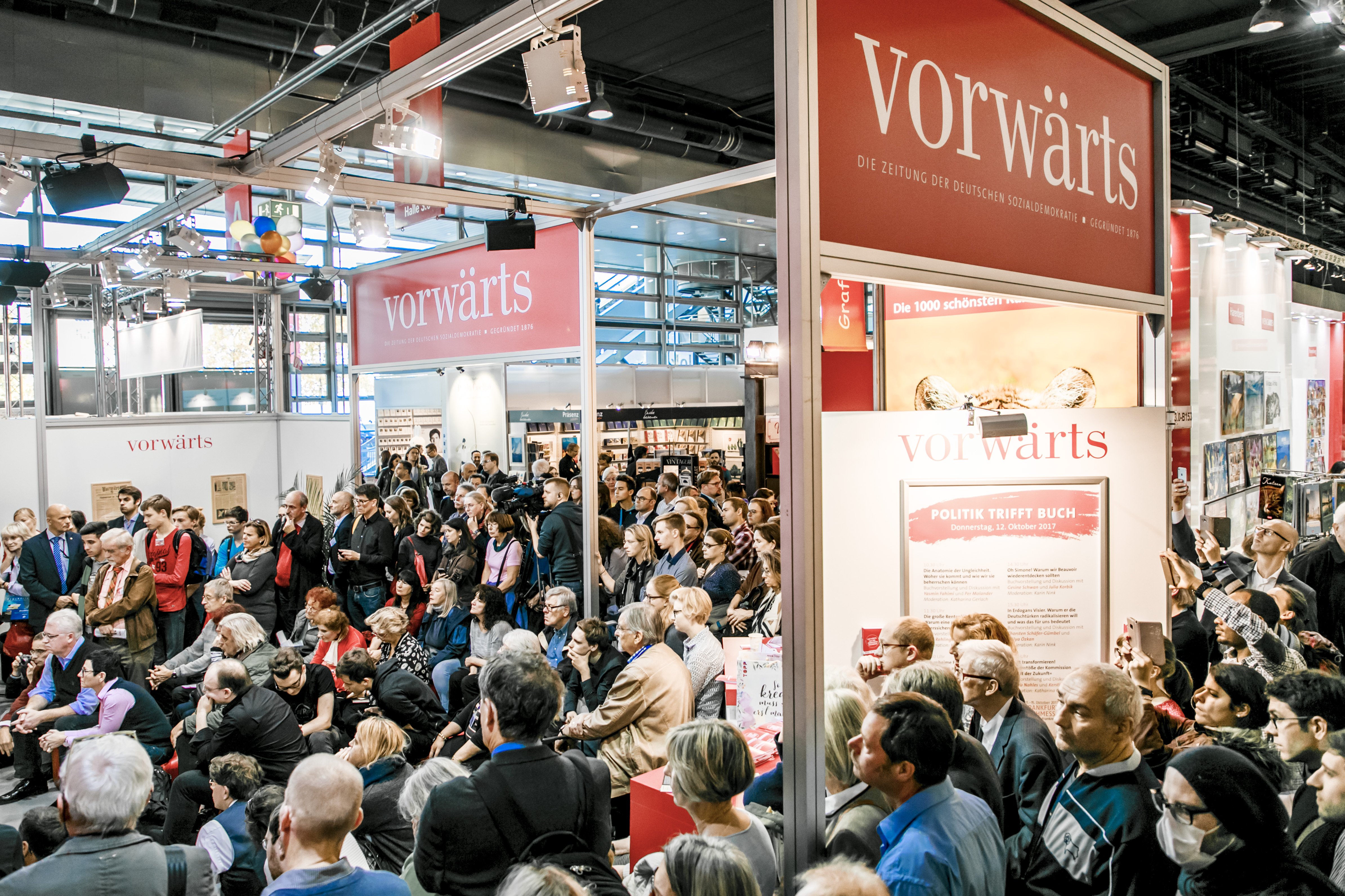 Oft versteckt hinter einer Menschentraube: Der Stand des „vorwärts“ auf der Frankfurter Buchmesse ist in Halle 3.0.