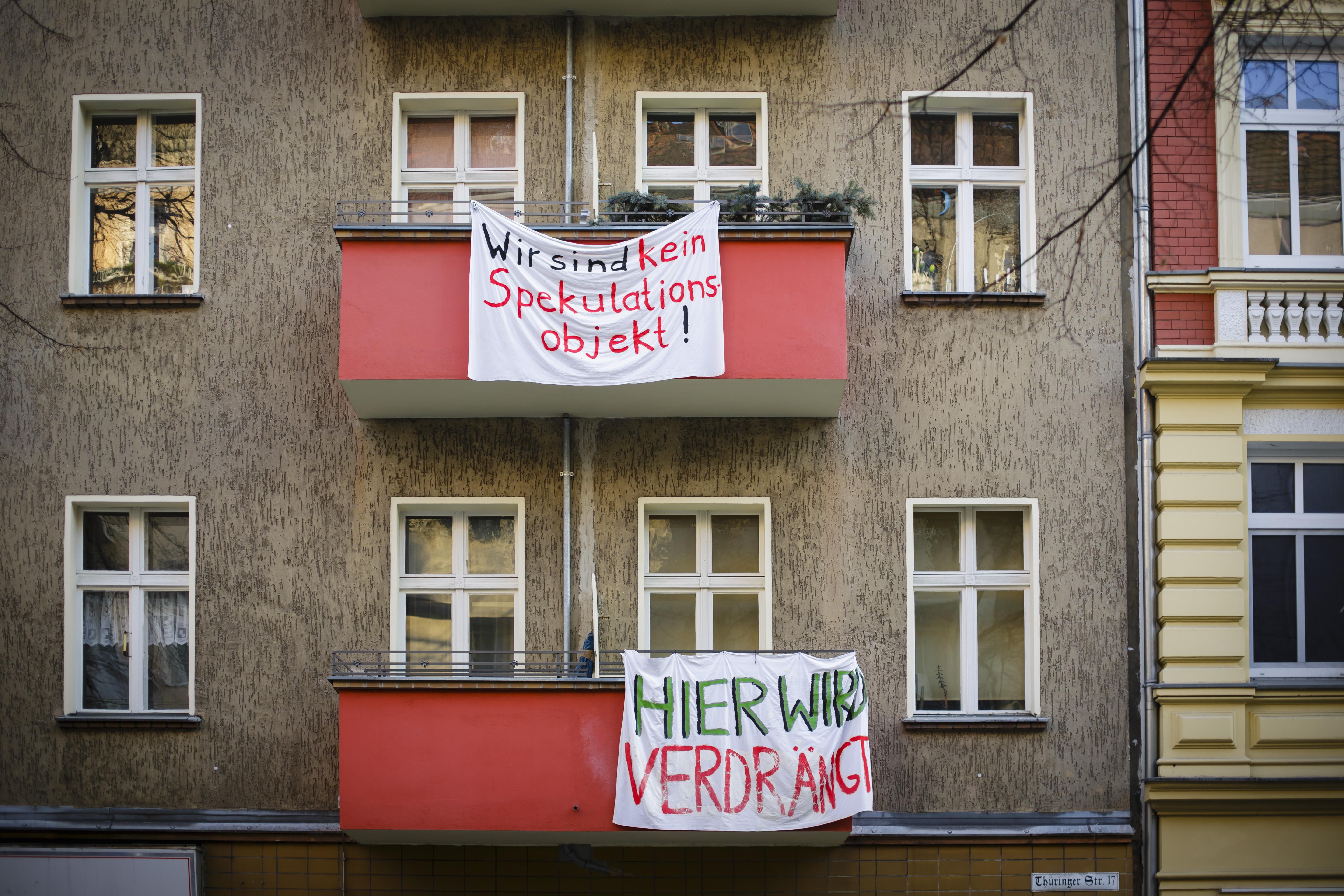 Protest: Gegen Mieterhöhungen und Verdrängungen werden 2018 in Berlin-Neukölln sichtbare Zeichen gesetzt in Form von Transparenten.