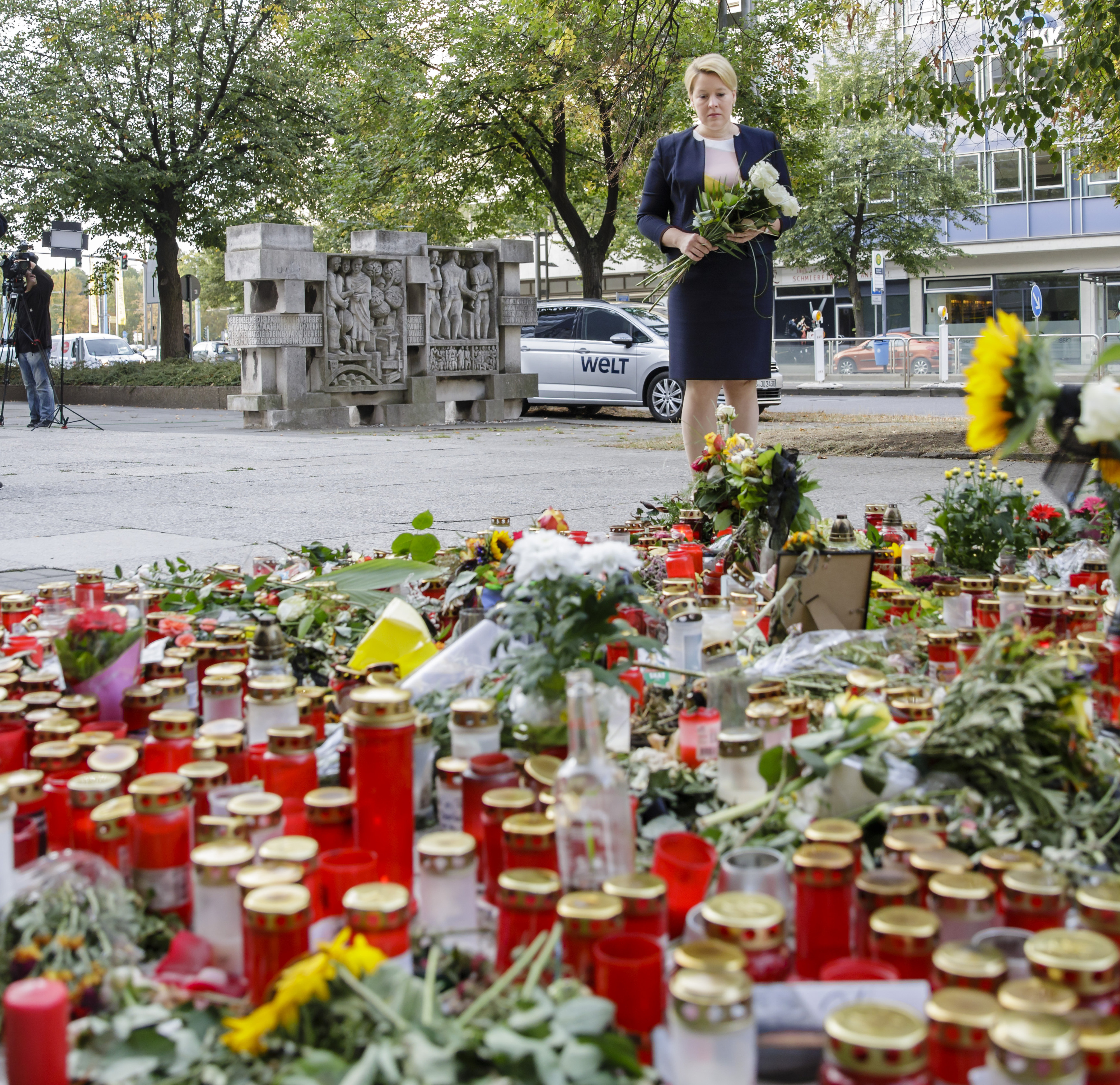 Franziska Giffey legt Blumen am Tatort in Chemnitz nieder.