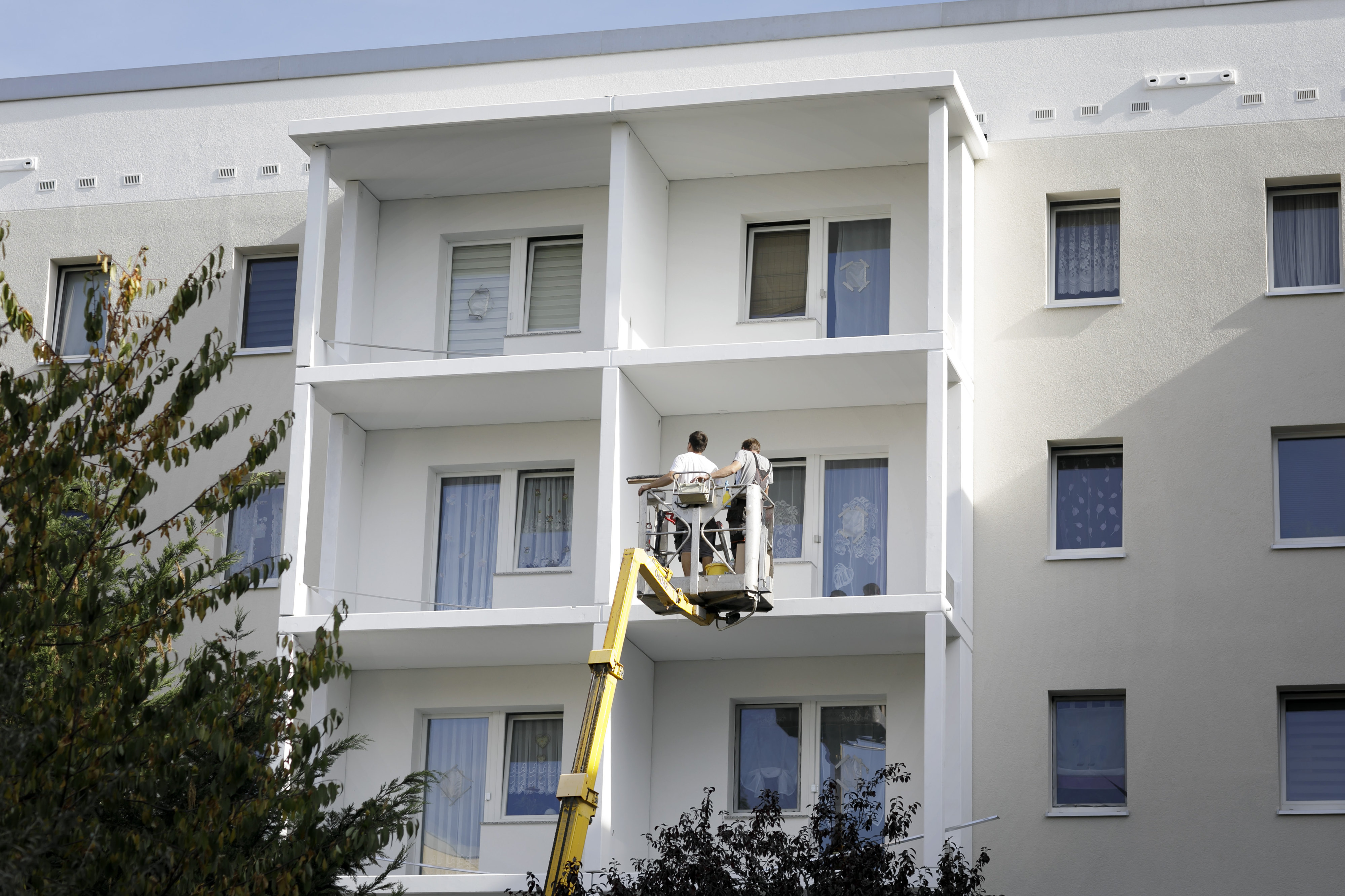 Renovierung eines Plattenbaus in Potsdam: Der Wohnungsgipfel will für bezahlbare Wohnungen sorgen.