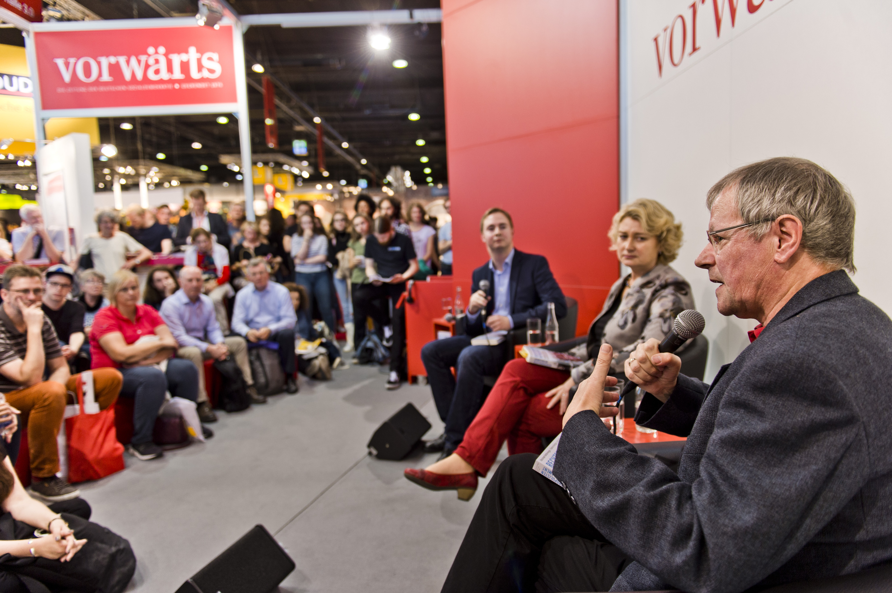 Christoph Butterwegge am vorwärts-Stand auf der Frankfurter Buchmesse
