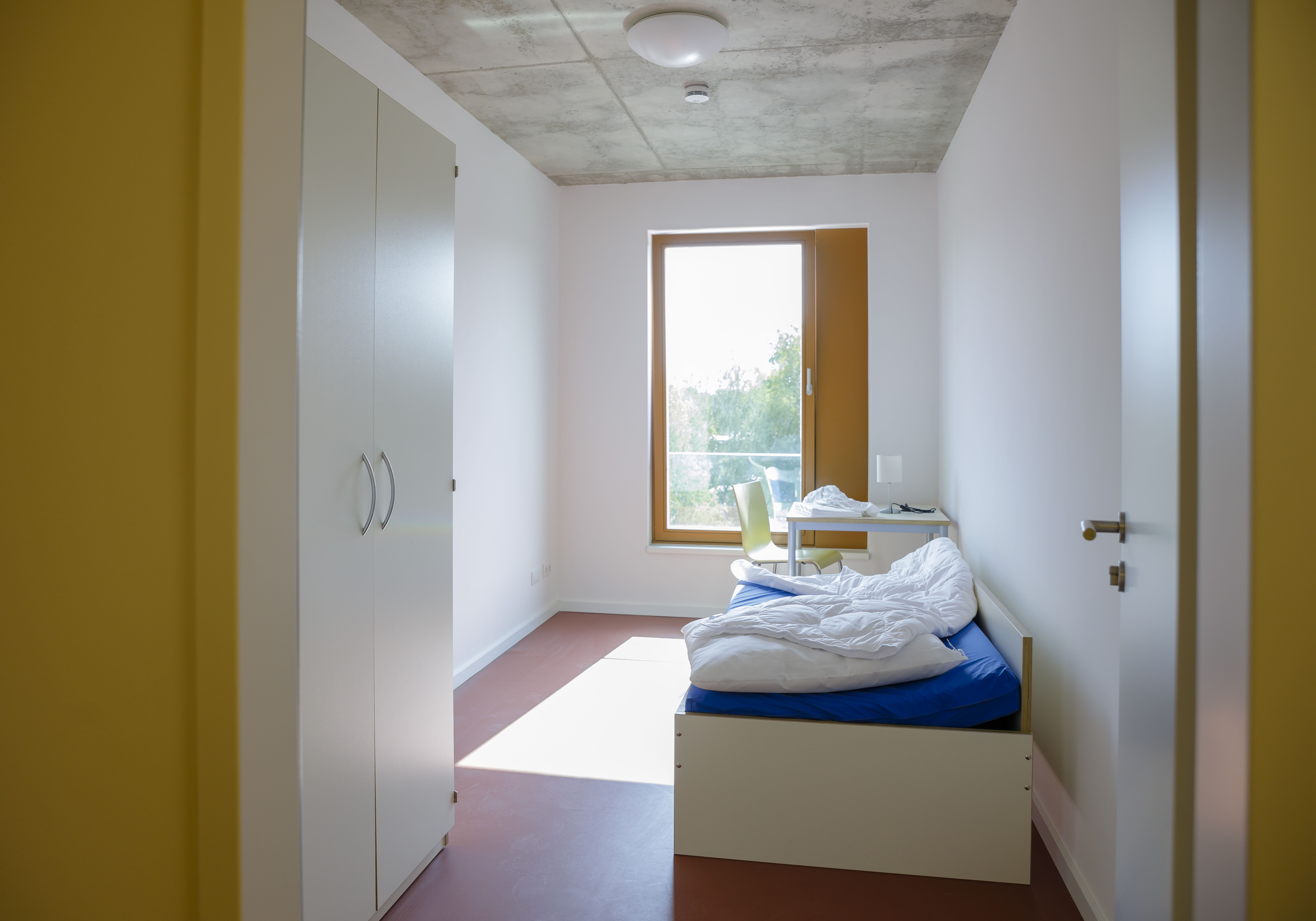 Blick in ein Zimmer eines neu eröffneten Übergangshauses für wohnungslose Menschen 