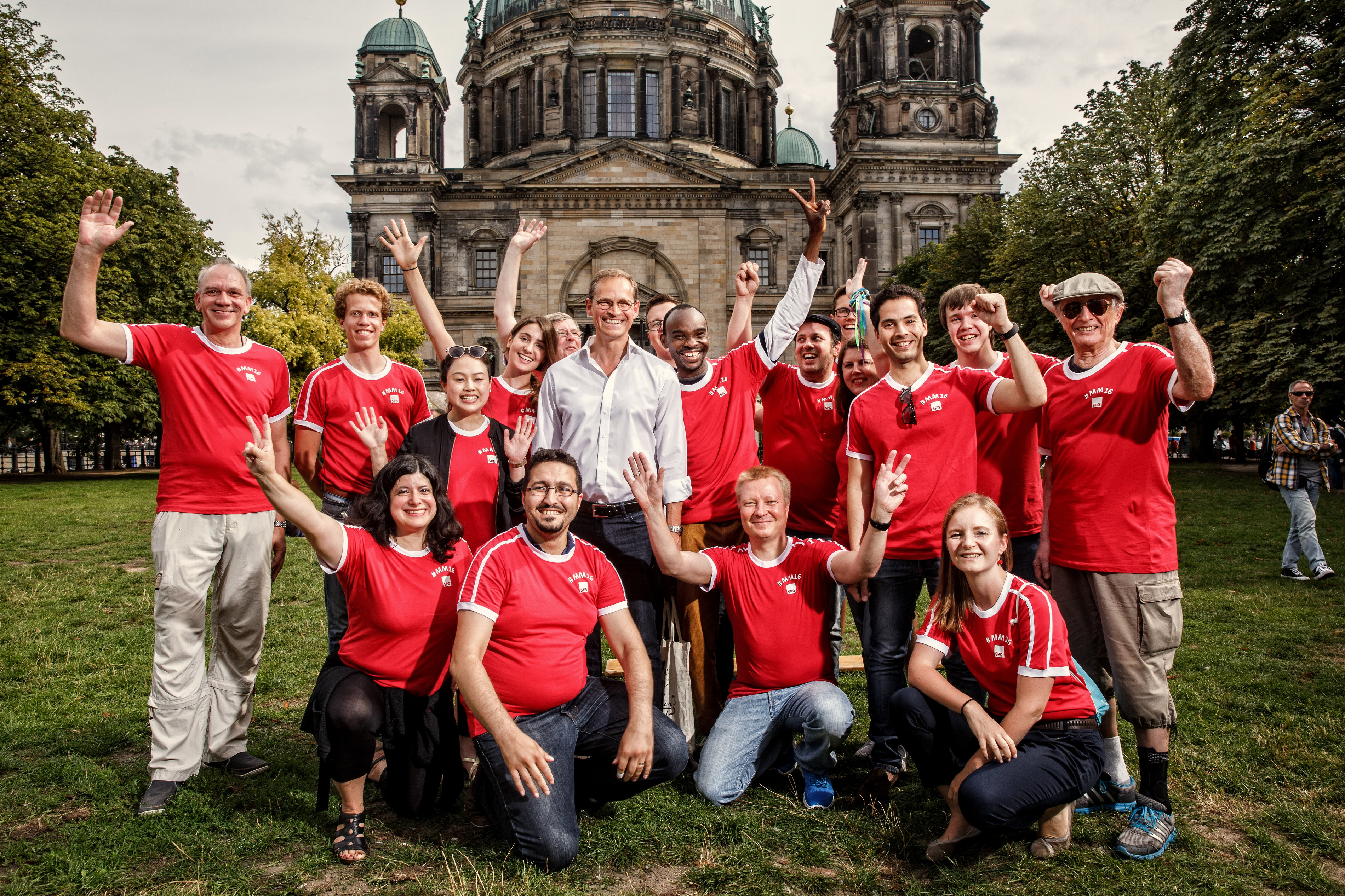 Michael Müller im Kreis von Wahlkämpfern