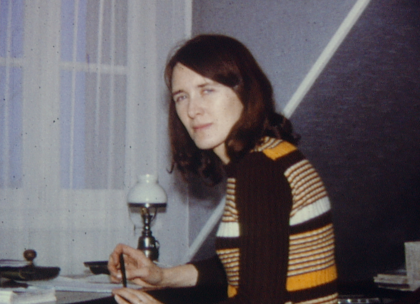 Auf dem Weg zur Schriftstellerin: Annie Ernaux am heimischen Schreibtisch in den 70er-Jahren.