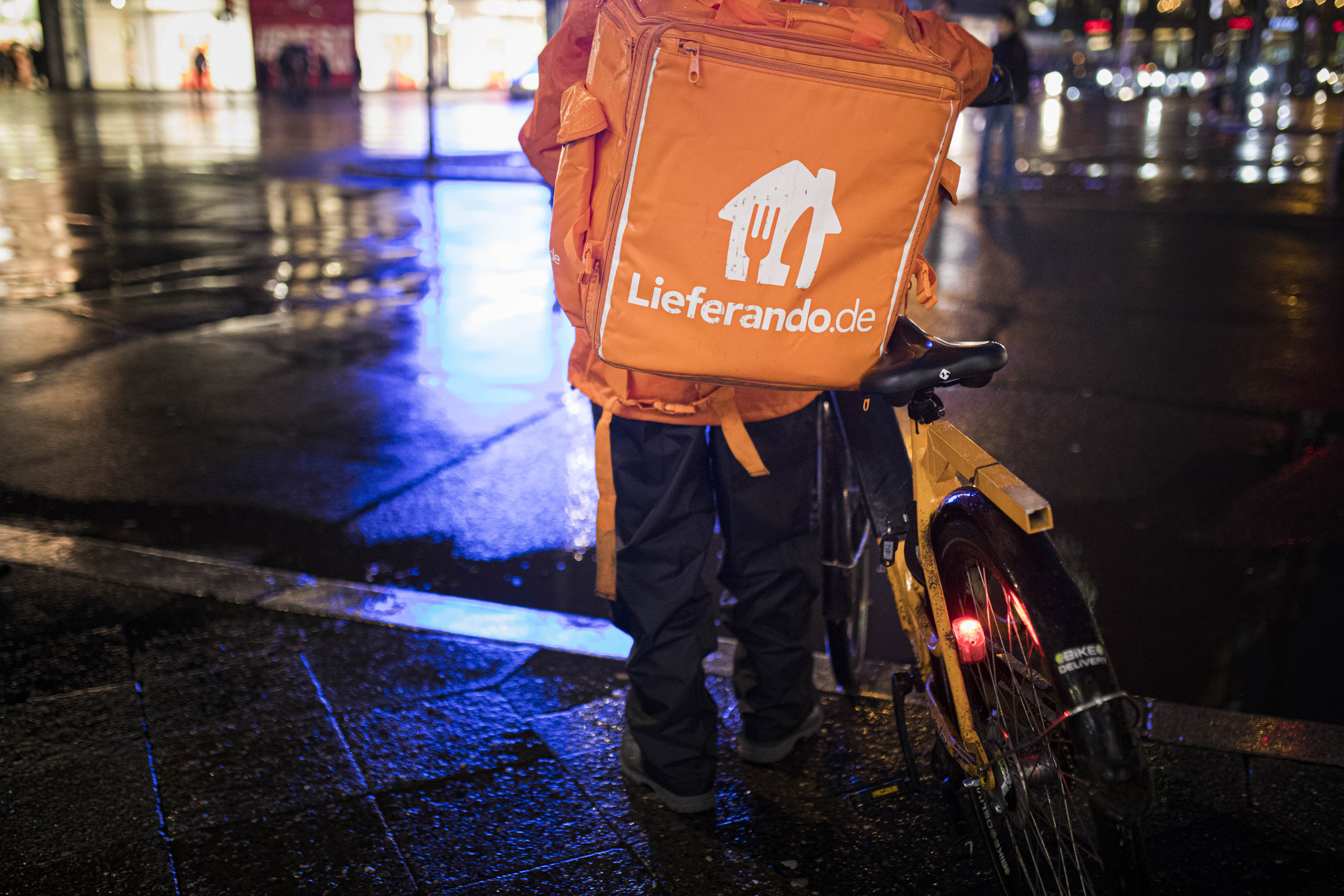 Fahrer eines Lieferdienstes in Berlin: Die Arbeitnehmer*innenvertretung braucht daher in allen Branchen eine starke Stimme, auch in der Plattformökonomie.