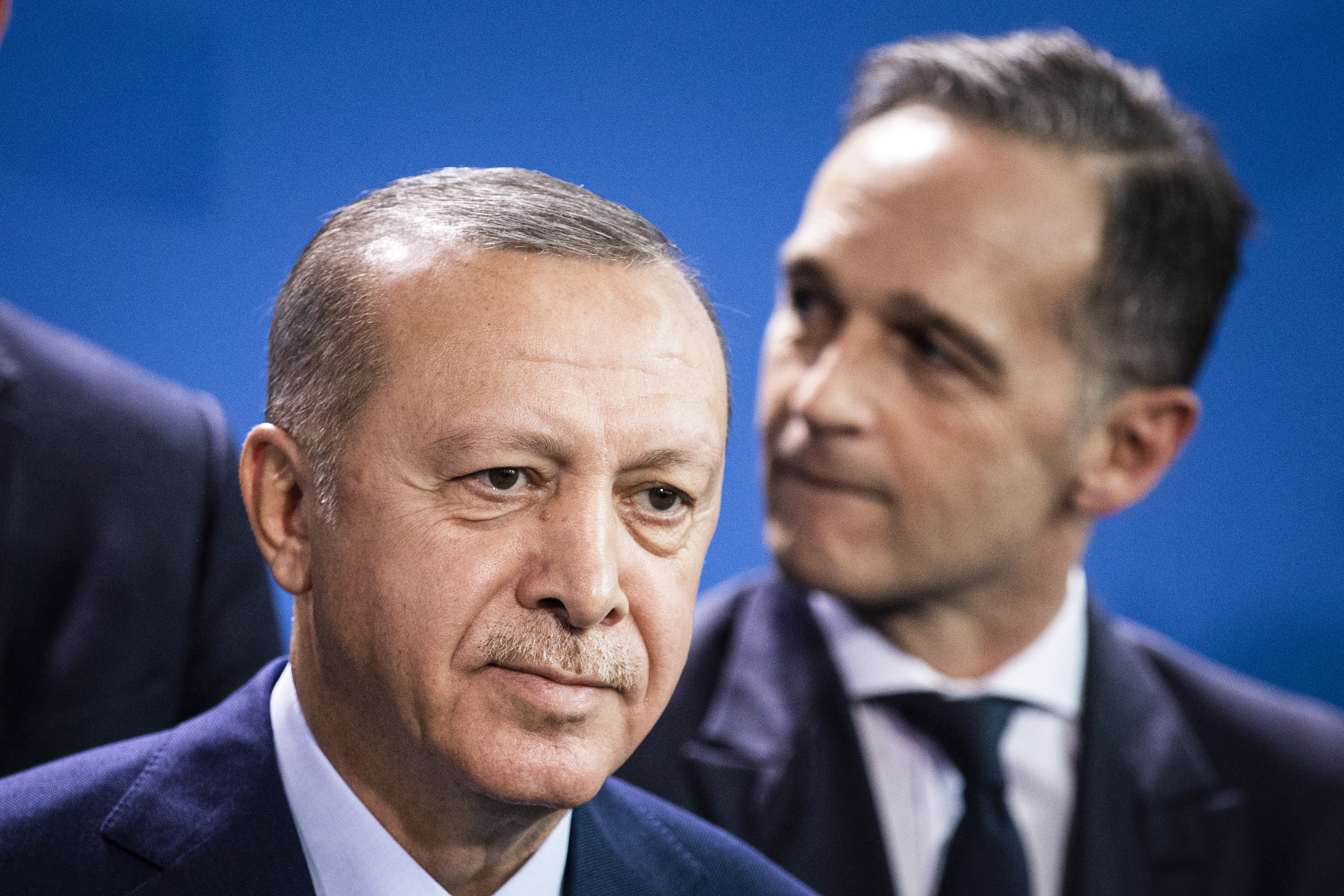 Recep Tayyip Erdogan (L): International trumpft der Präsident der Türkei gerne auf – hier mit Bundesaußenminister Heiko Maas (R) auf der Libyen-Konferenz am 19.01.2020 in Berlin. Innenpolitisch gerät Erdogan immer stärker unter Druck.