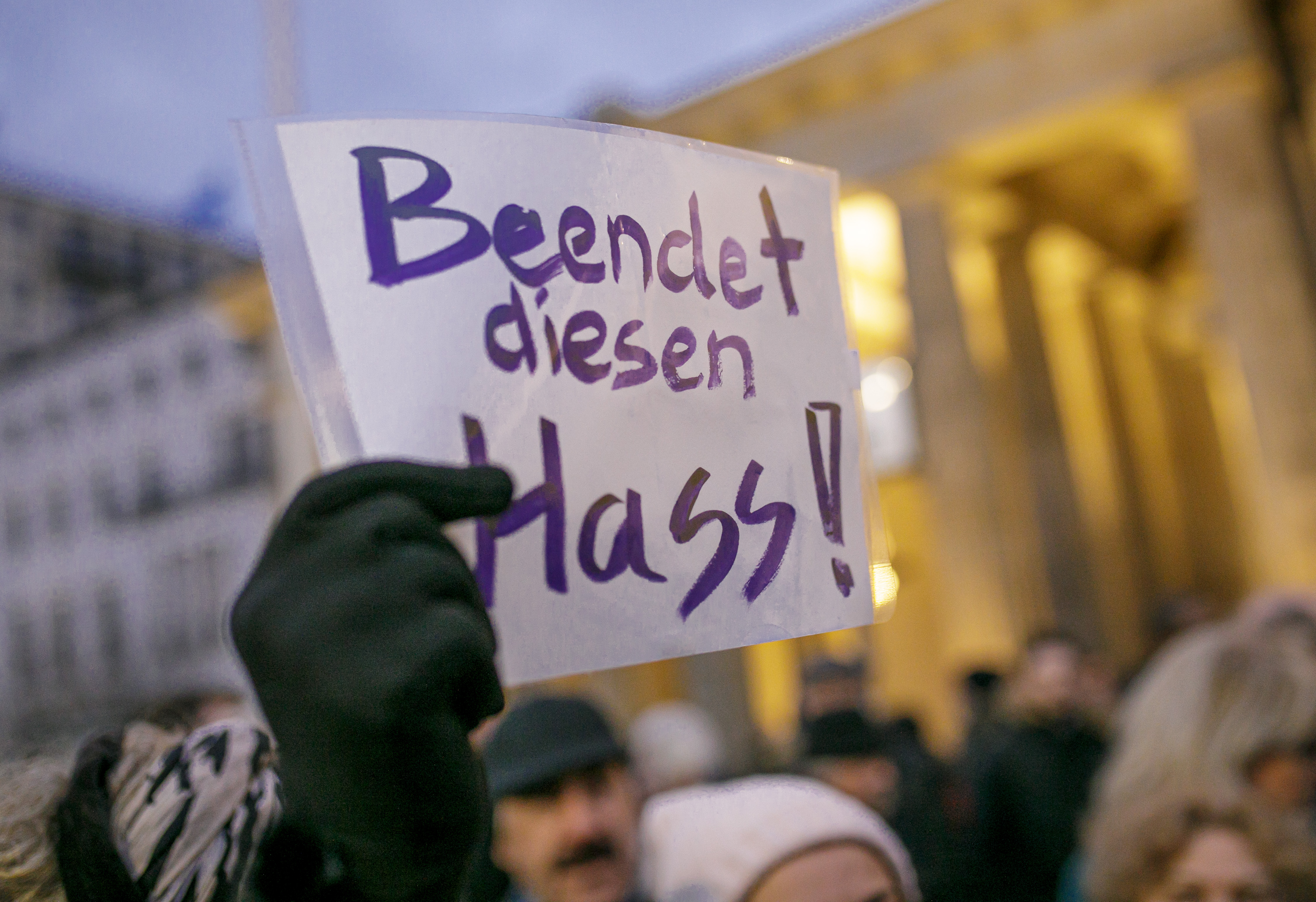 Beendet diesen Hass: Tausende gedachten der Opfer in Hanau, unter dem auch ein Gewerkschaftsmitglied war.