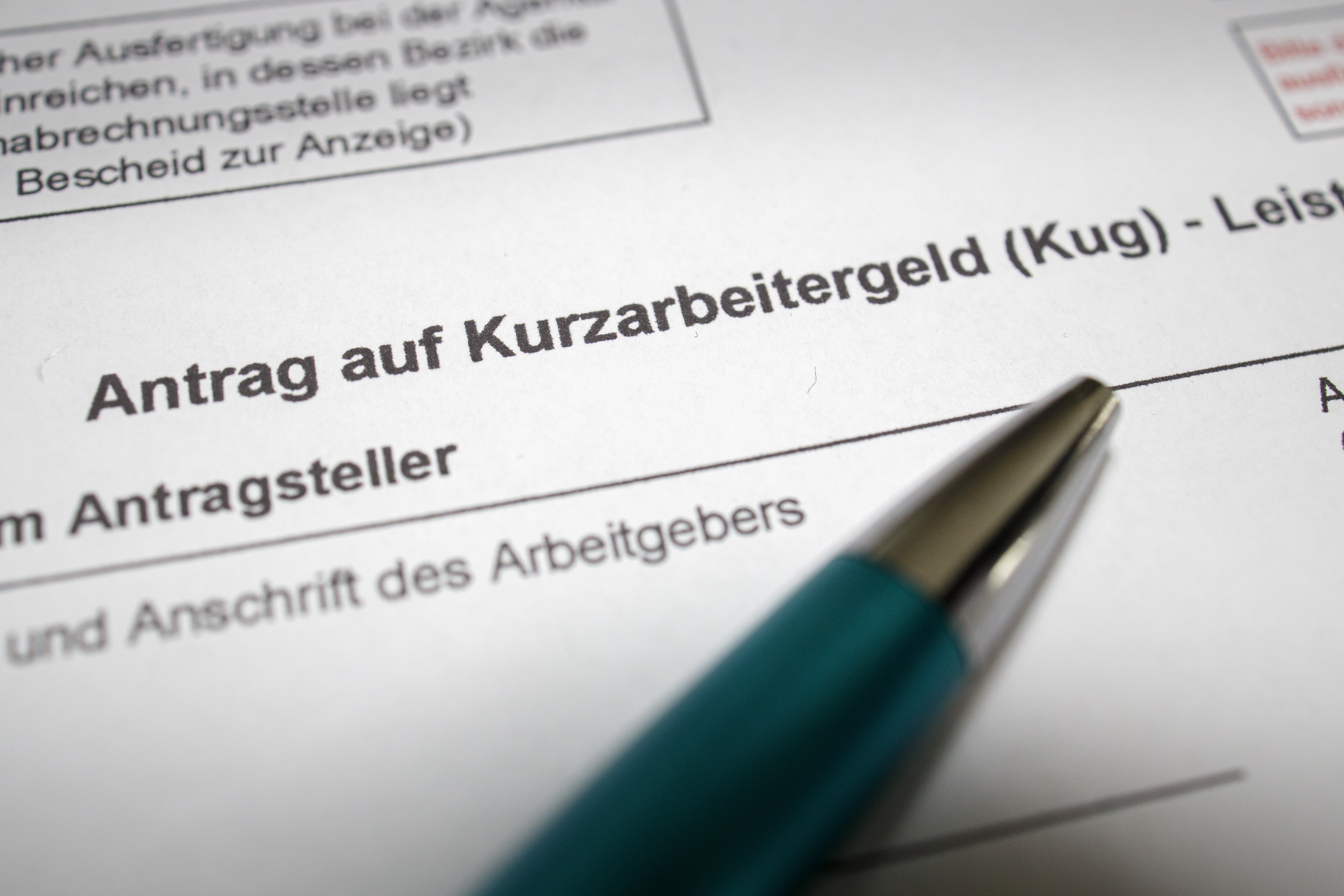Um finanzielle Härten während der Corona-Krise aufzufangen, vereinfacht die Bundesregierung die Regeln für das Kurarbeitergeld.