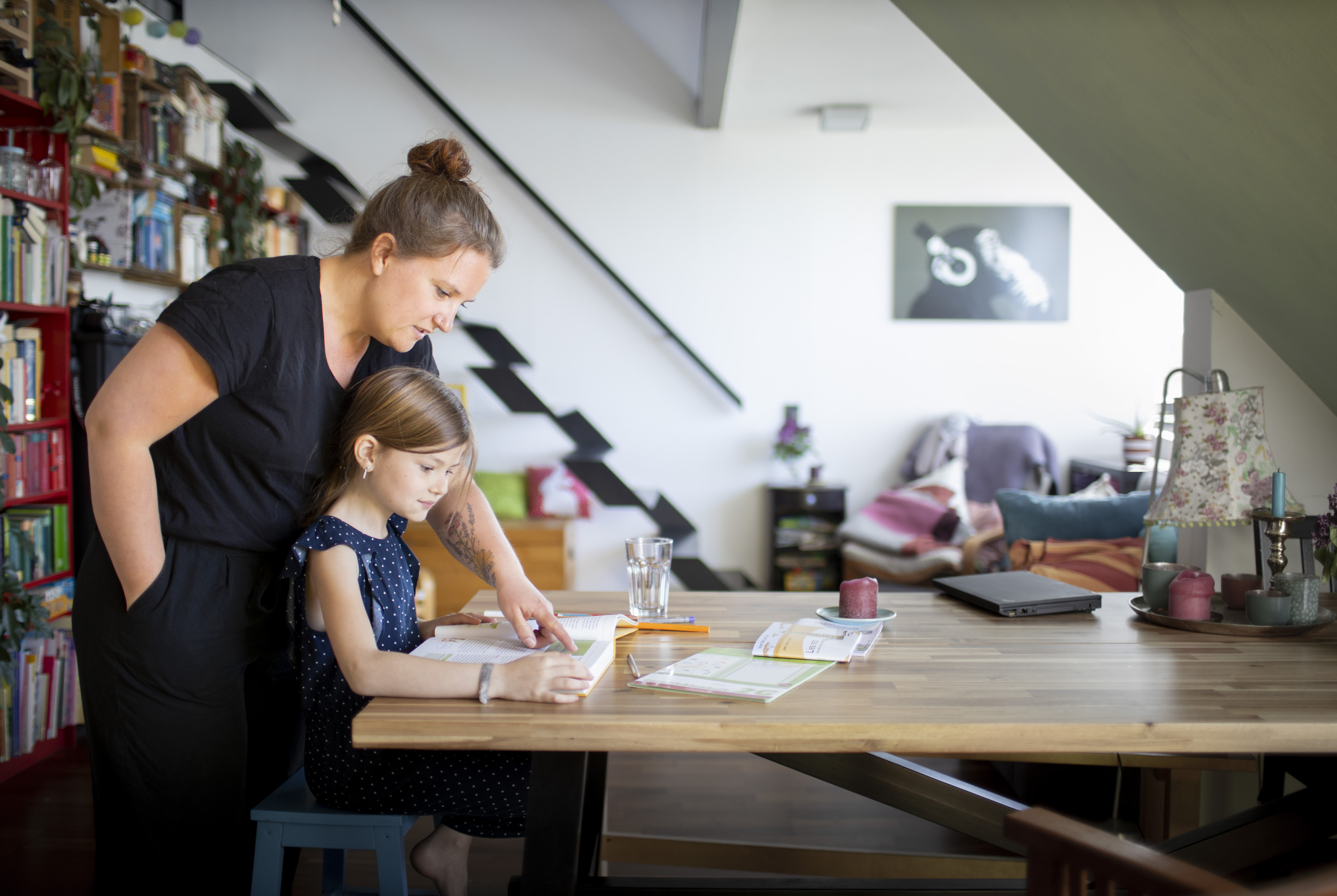 Vollzeit-Job und Homeschooling: Wer im Corona-Lockdown seine Kinder zuhause betreuen muss, hat Anspruch auf mehr Kinderkrankentage.