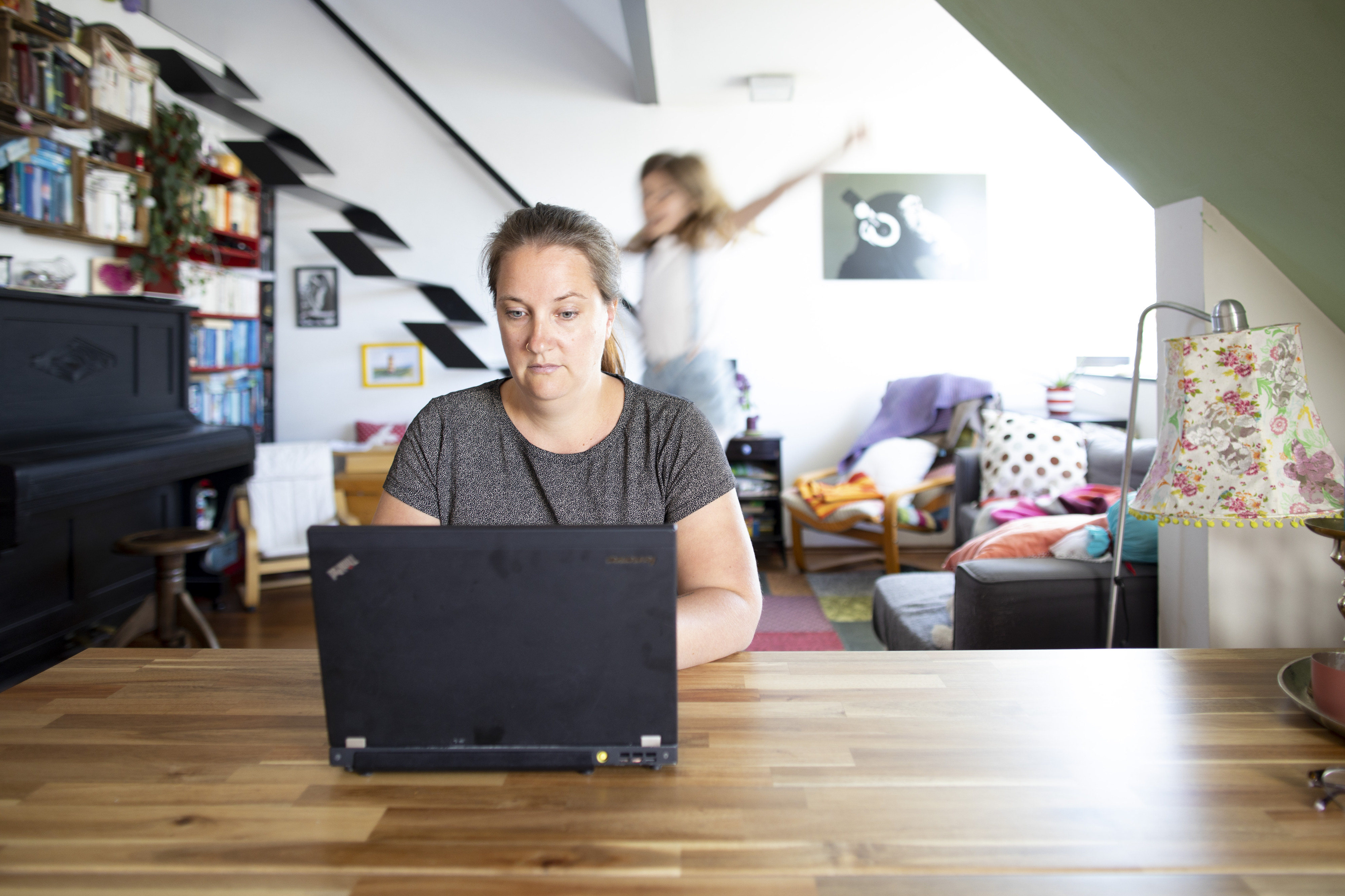 Arbeiten und sich gleichzeitig ums Kinder kümmern – das passt nicht zusammen. Wer im Homeoffice ist, braucht klare Regeln.