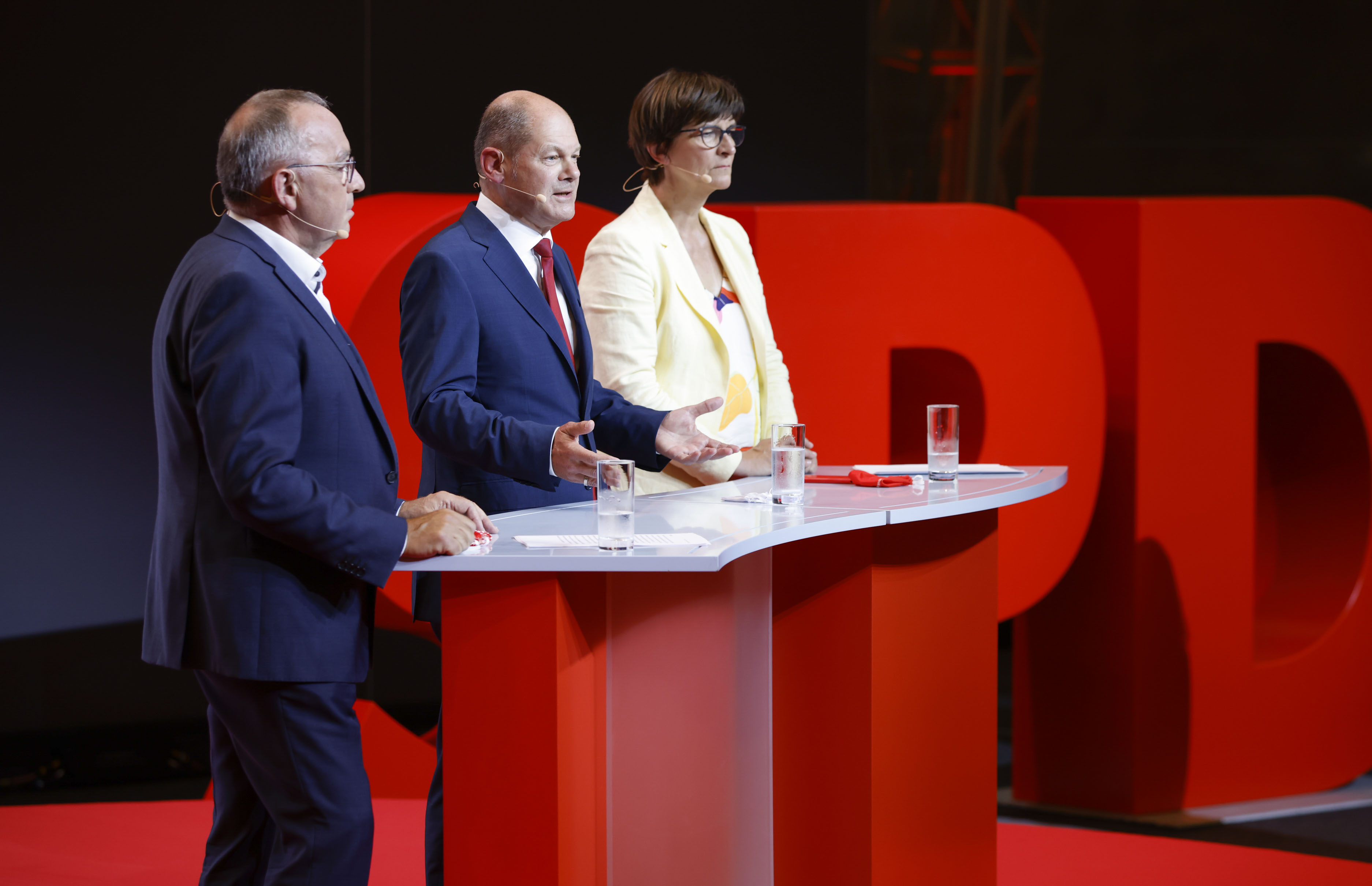 Kanzlerkandidat Olaf Scholz und die Parteivorsitzenden Norbert Walter-Borjans und Saskia Esken diskutieren mit SPD-Mitgliedern.