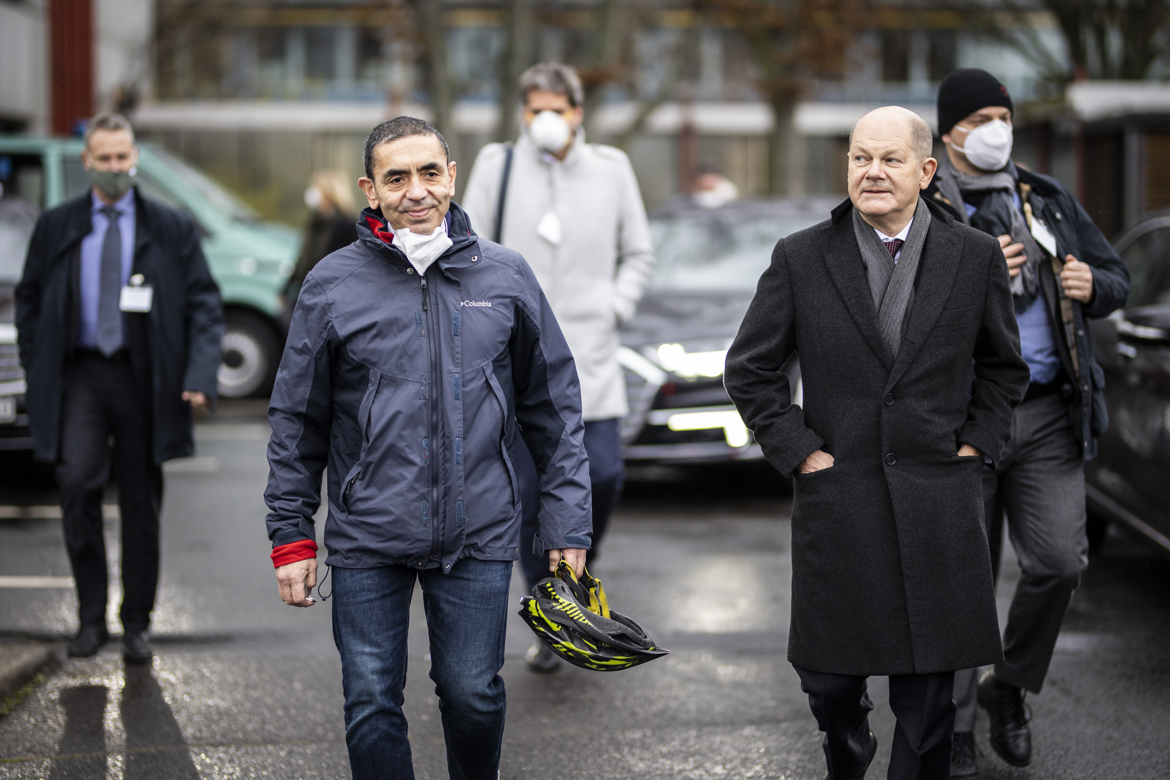 Vizekanzler Olaf Scholz lobt das Unternehmen Biontech, hier beim Firmenbesuch mit Gründer Ugur Sahin.