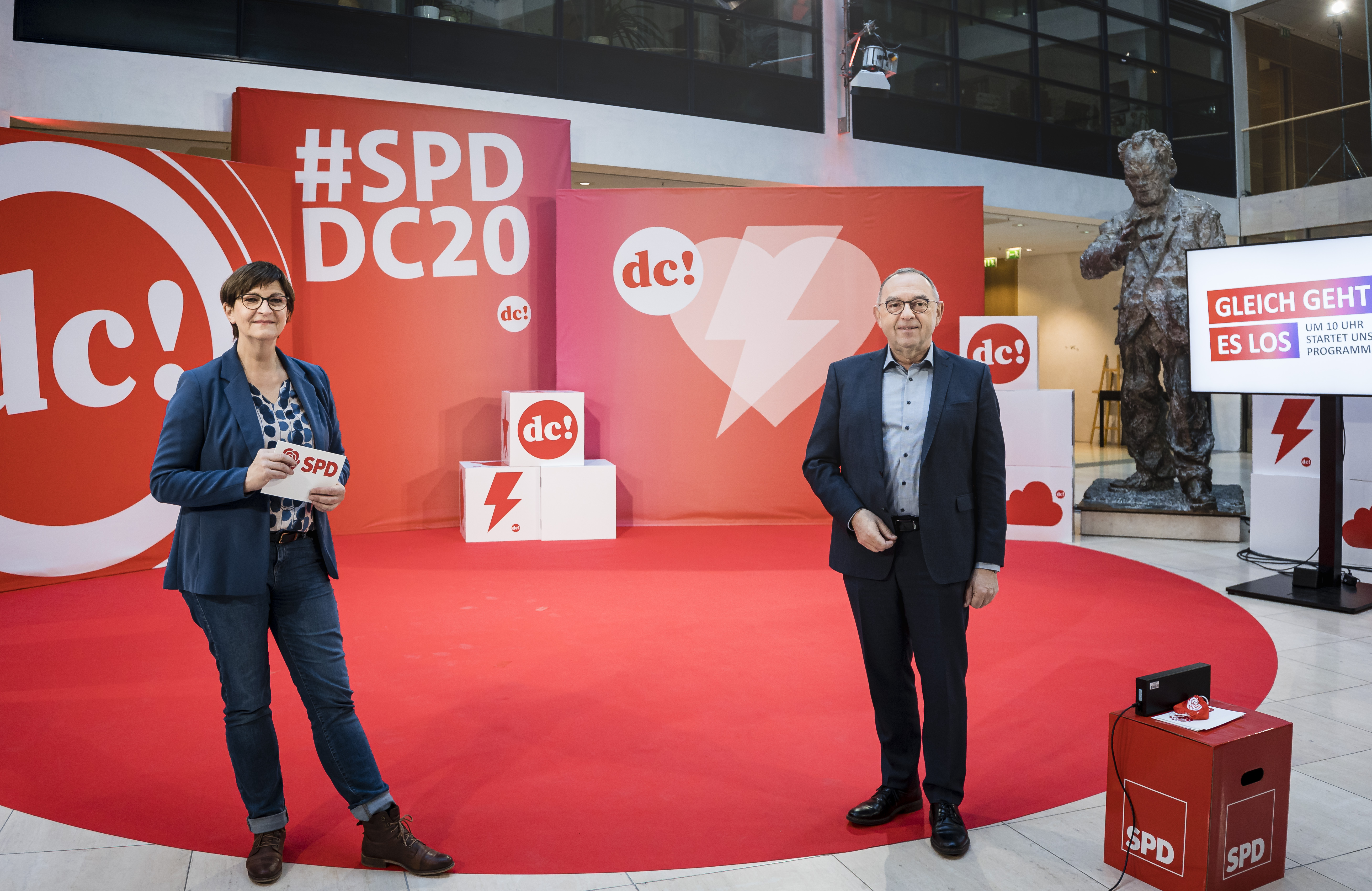 Die SPD-Vorsitzenden Saskia Esken und Norbert Walter-Borjans beim Dettencamp im Dezember: Wir wollen dafür sorgen, dass die Menschen am Arbeitsplatz und in der Gesellschaft mit Mut und Zuversicht auf eine Welt im Wandel blicken, die sie selbst mitgestalten können.