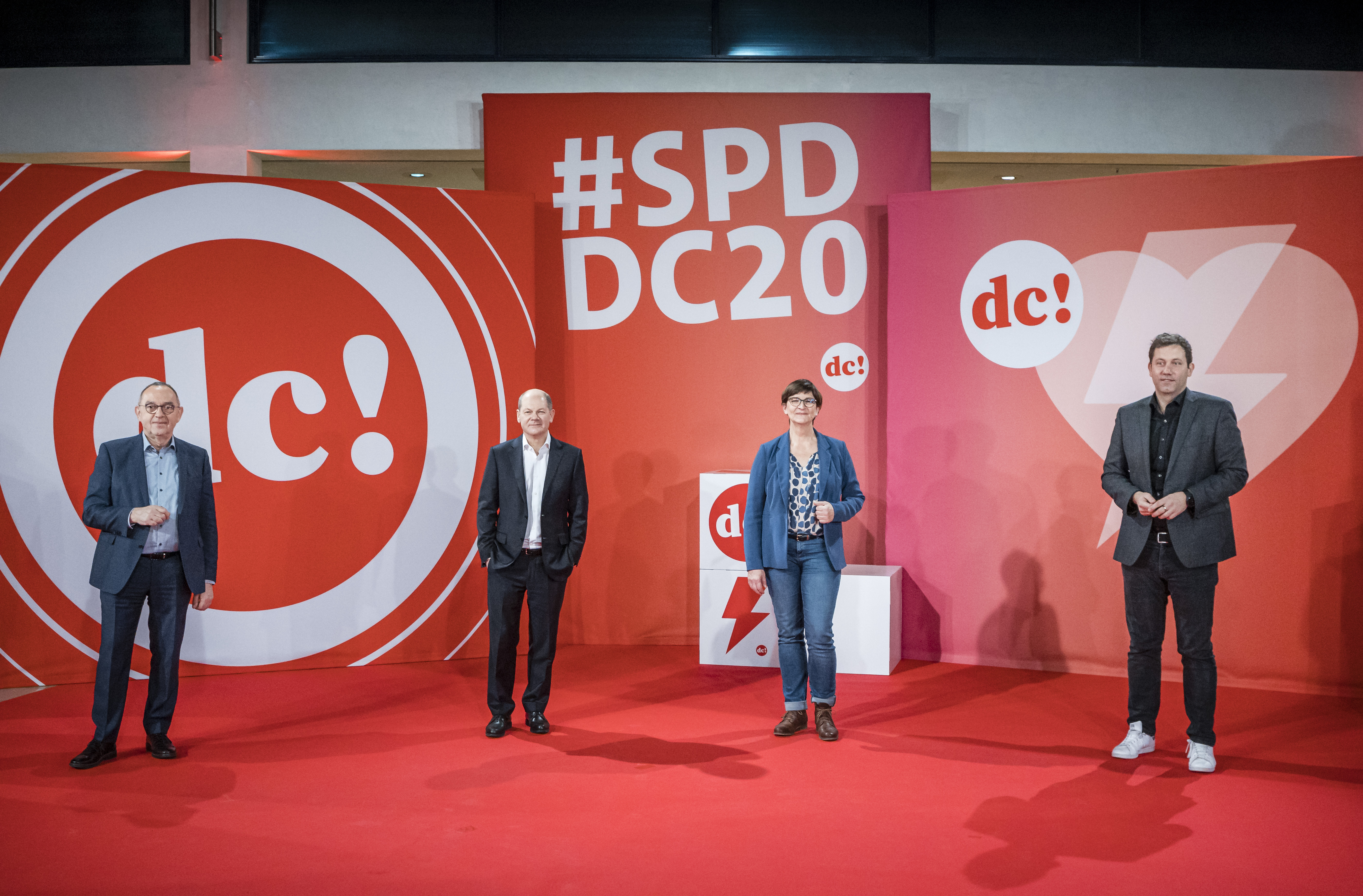 Freuen sich über ein erfolgreiches Debattencamp (v.l.): Norbert Walter-Borjans, Olaf Scholz, Saskia Esken, Lars Klingbeil