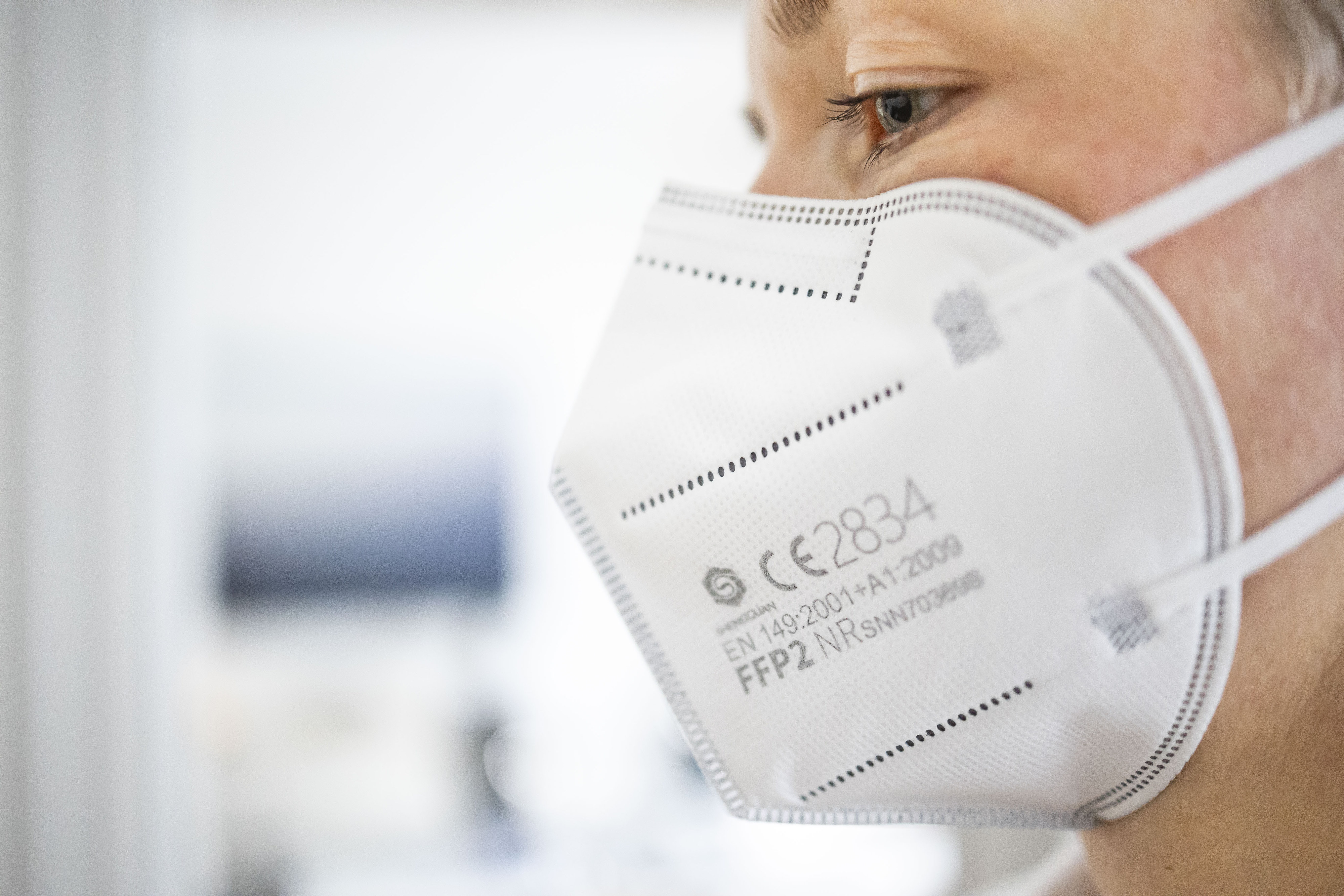 FFP2-Masken sollen besser gegen das Coronavirus schützen, sind aber teurer als OP-Masken.