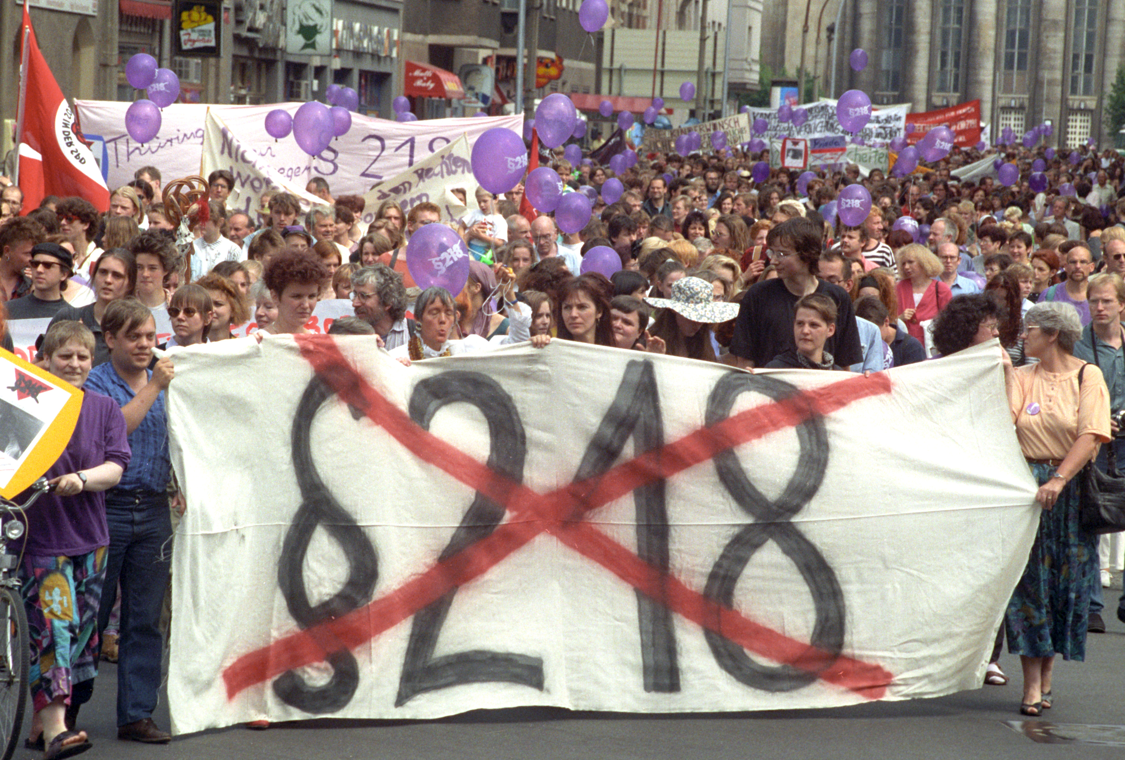 Demonstration gegen den Paragrafen 218 im Juni 1992 kurz vor der für ganz Deutschland geplanten Neuregelung des Schwangerschaftsabbruchs.