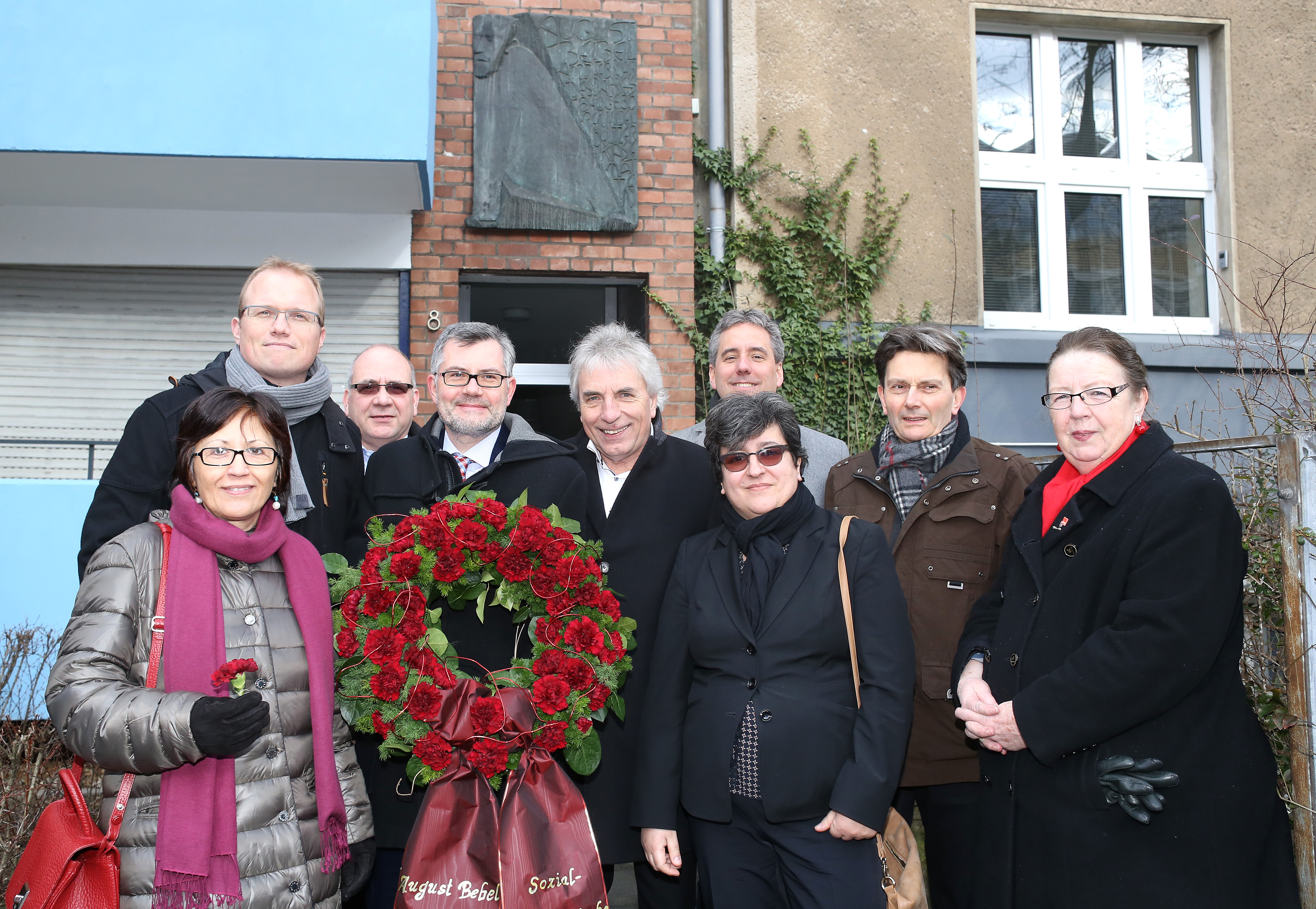Kranzniederlegung zur Feier des 175. Geburtstags von August Bebel in Köln-Deutz