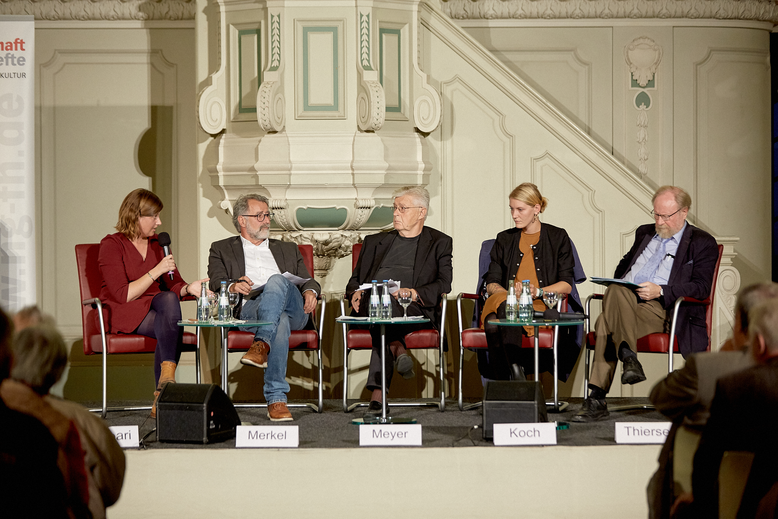 Waren sich in der Migrationsdebatte uneinig (v.l.): Zeit-Journalistin Lisa Caspar, Politikwissenschaftler Wolfgang Merkel, Moderator Thomas Meyer, die Dresdner Juso-Vorsitzende Sophie Koch und der frühere Bundestagspräsident Wolfgang Thierse