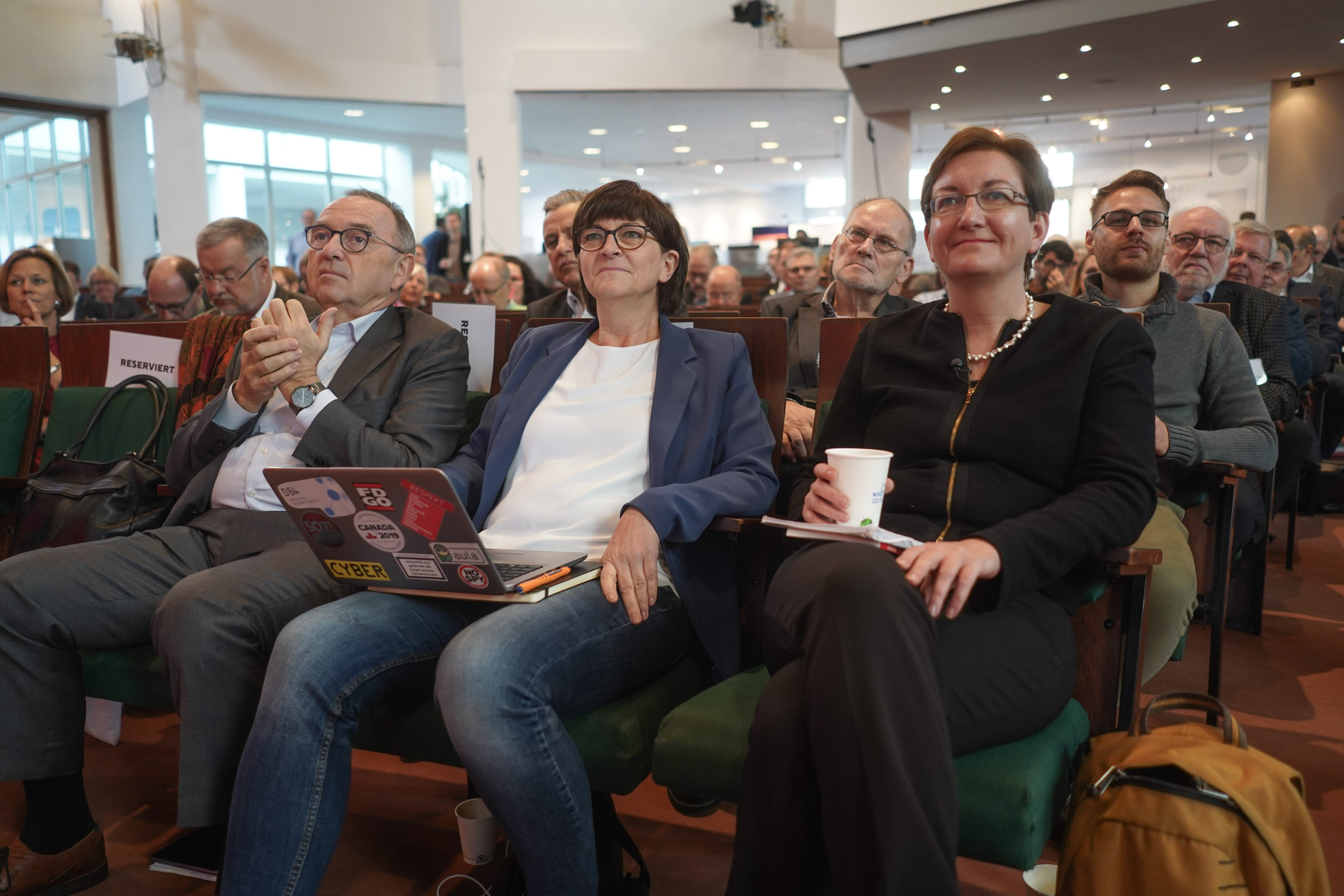 Die Kandidierenden für den SPD-Parteivorstand auf dem Demo-Kommunalkongress: Norbert Walter-Borjans (von links), Saskia Esken sowie Klara Geywitz, die zusammen mit Olaf Scholz kandidiert.