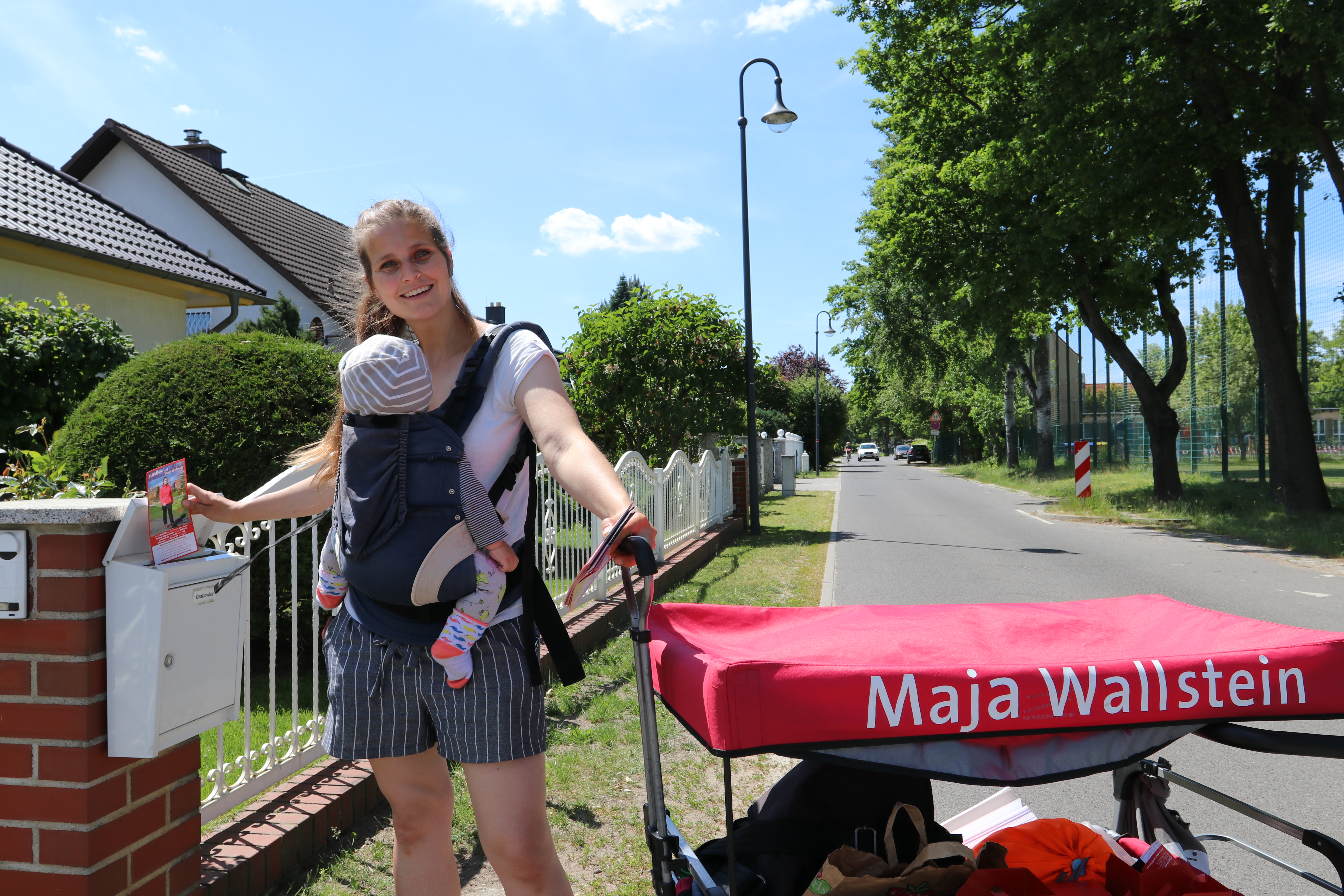 Mit Bollerwagen durch den Wahlkreis: SPD-Bundestagskandidatin Maja Wallstein auf ihrer „Zuhörtour“.