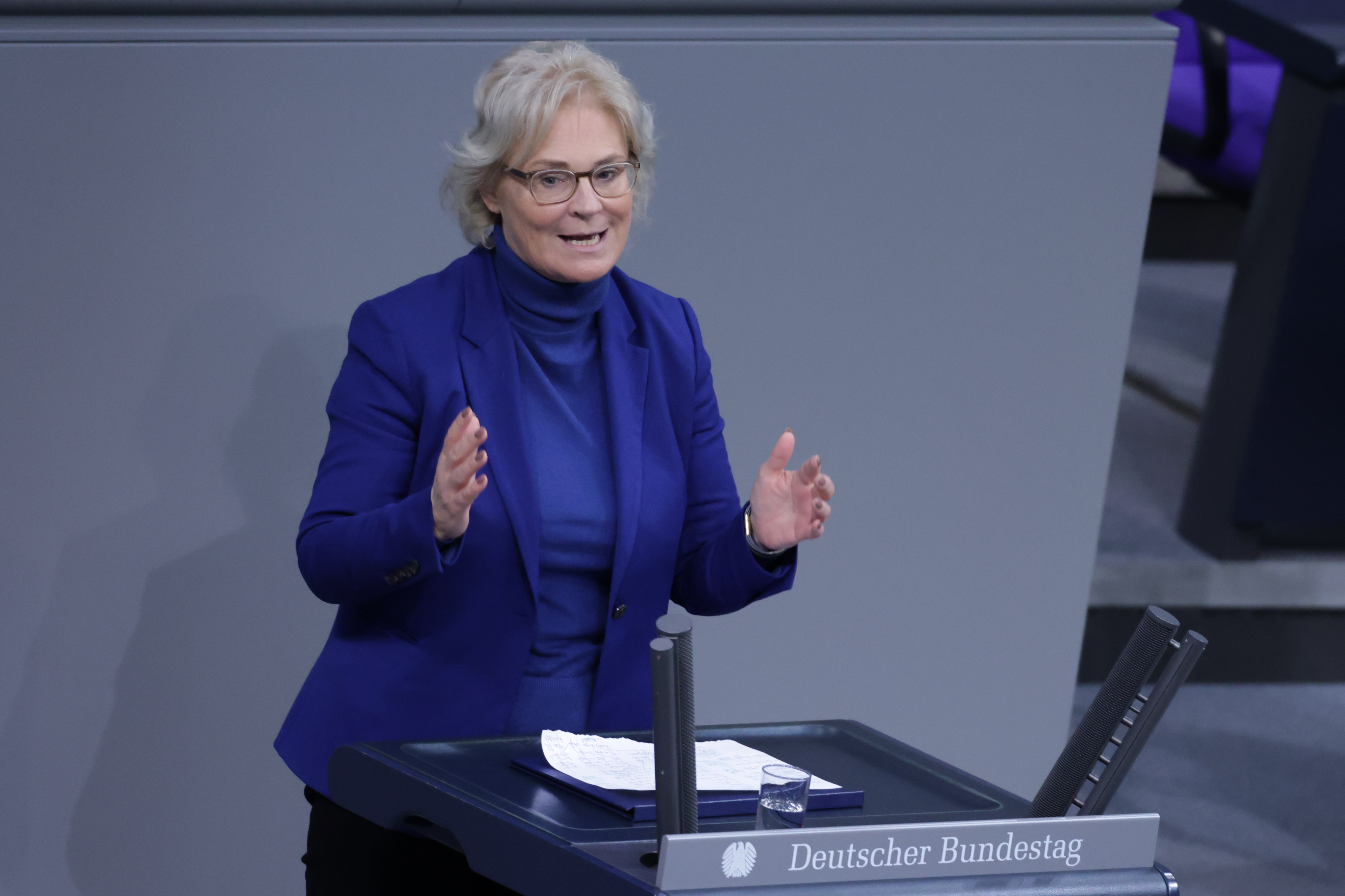 Christine Lambrecht ist Bundesverteidigungsministerin.