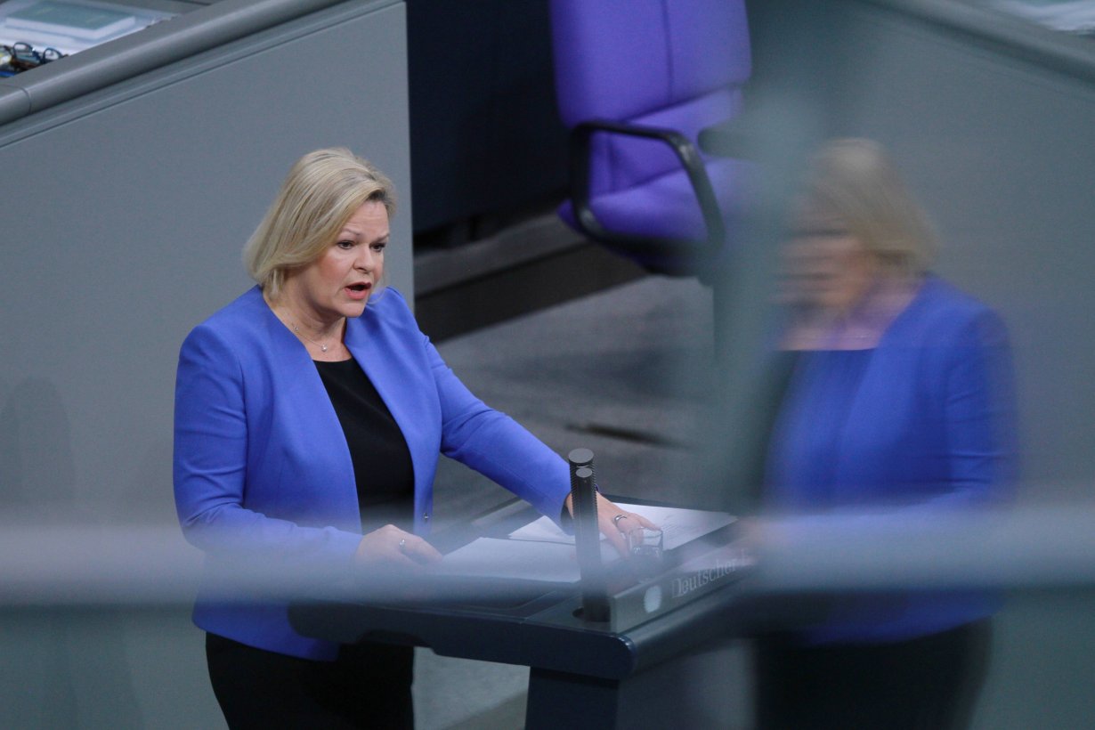 Bundesinnenministerin Nancy Faeser spricht am Donnerstagmorgen im Bundestag.