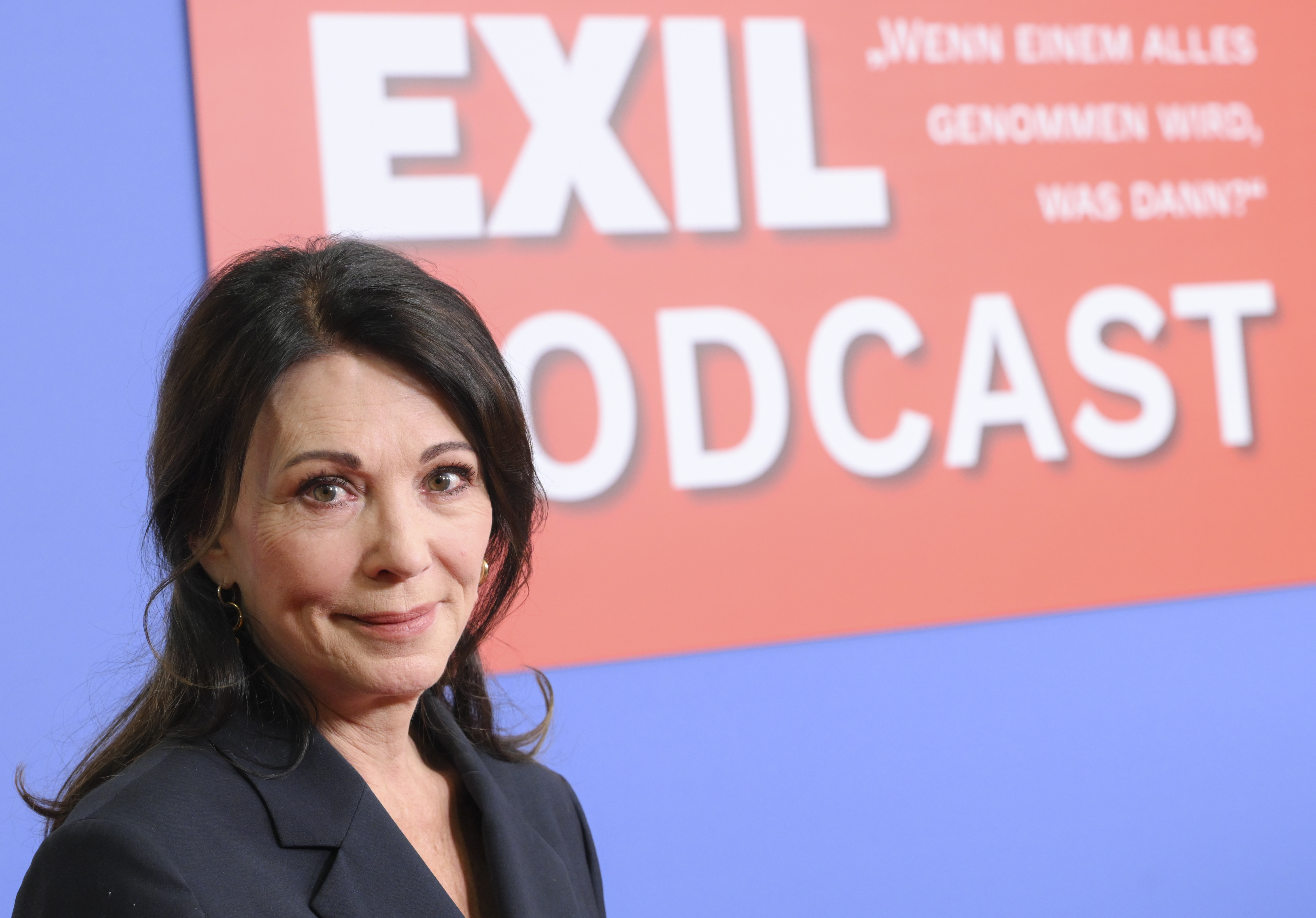 Schauspielerin Iris Berben stellt auf einer Veranstaltung der Bundeszentrale für politische Bildung den Exil-Podcast vor.