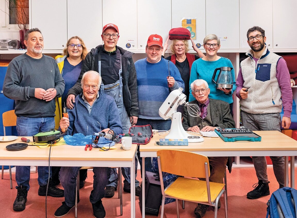 Mit Nähmaschine und Schraubenzieher: Zweimal im Jahr öffnet der SPD-Distrikt Harburg-Nord sein Reparaturcafé.