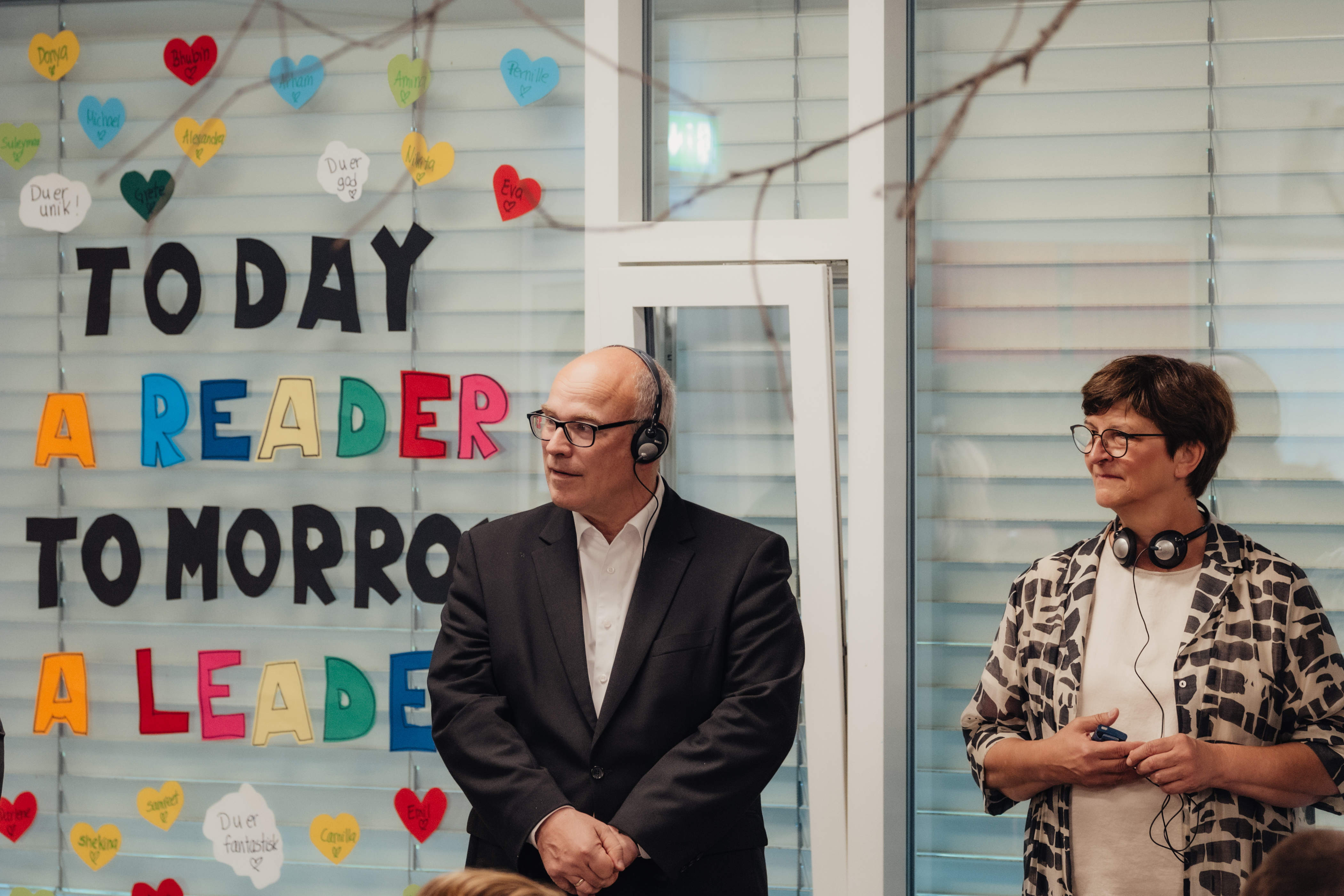 Zu Besuch an einer Schule in Norwegen: der Hamburger Bildungssenator Ties Rabe und die SPD-Vorsitzende Saskia Esken.