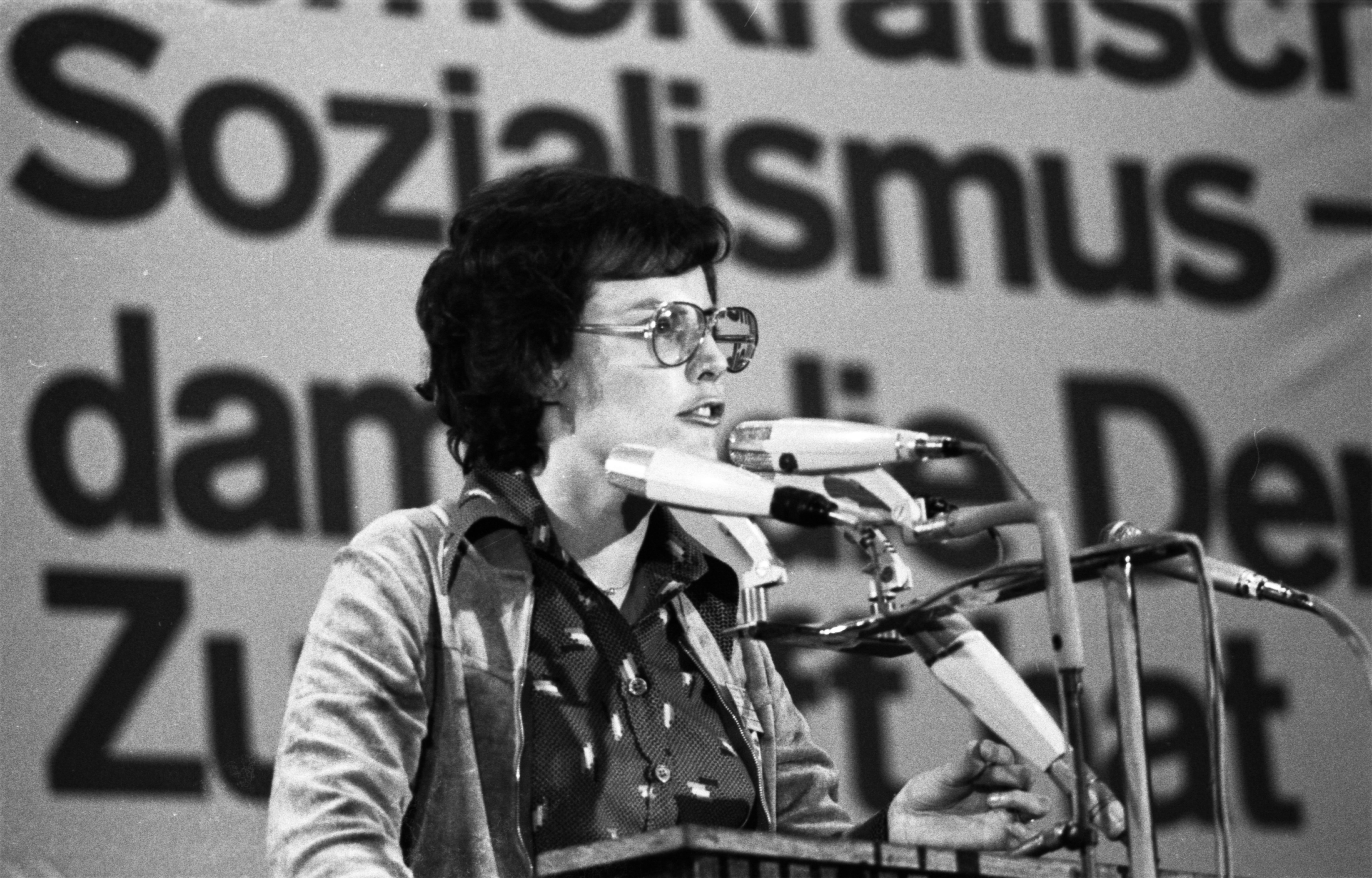 Heidemarie Wieczorek-Zeul am Rednerpult auf dem Juso-Bundeskongress 1976