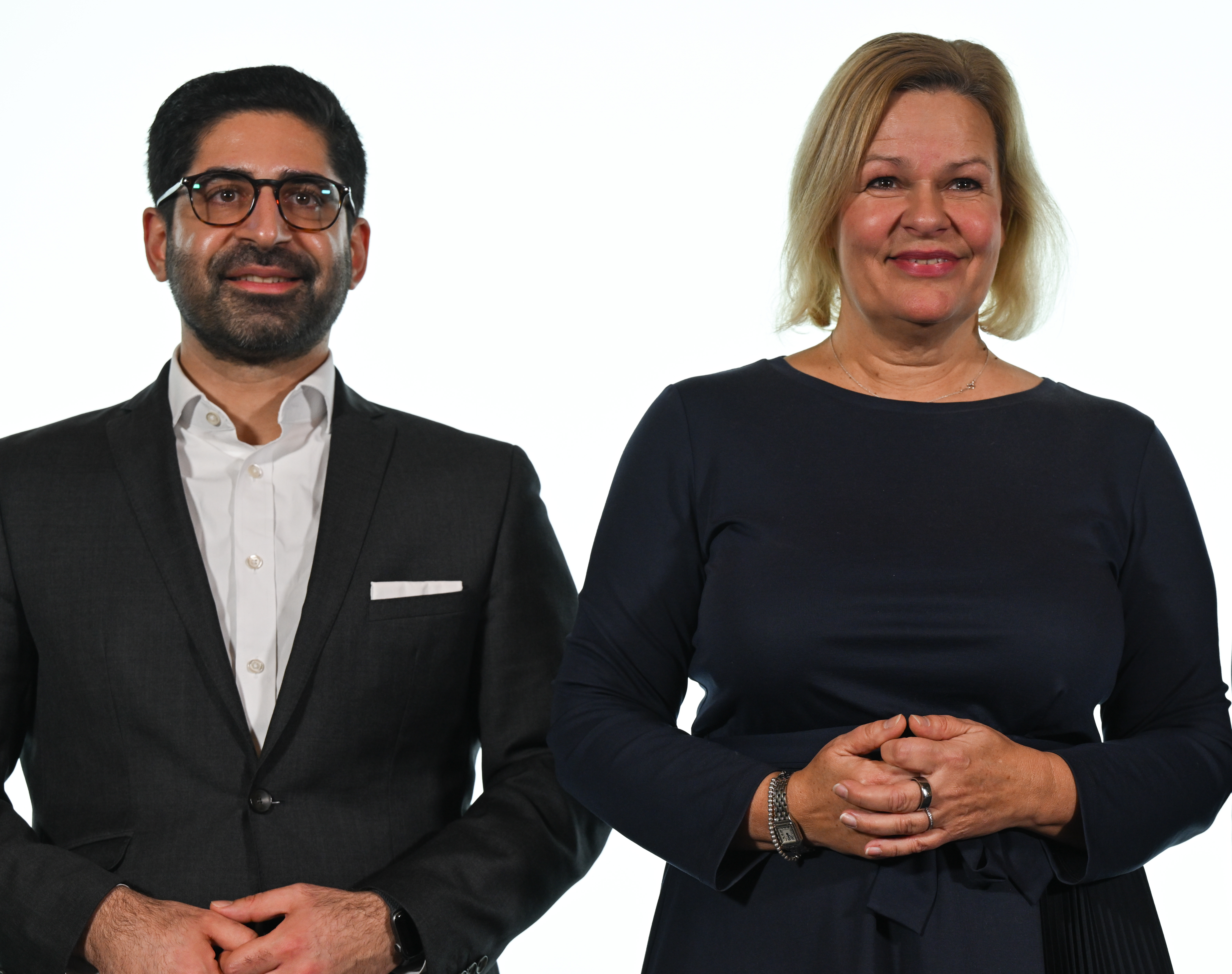 Der südhessische SPD-Bezirksvorsitzende Kaweh Mansoori neben der Landesvorsitzenden Nancy Faeser. Er soll stellvertretender Ministerpräsident in Hessen werden.