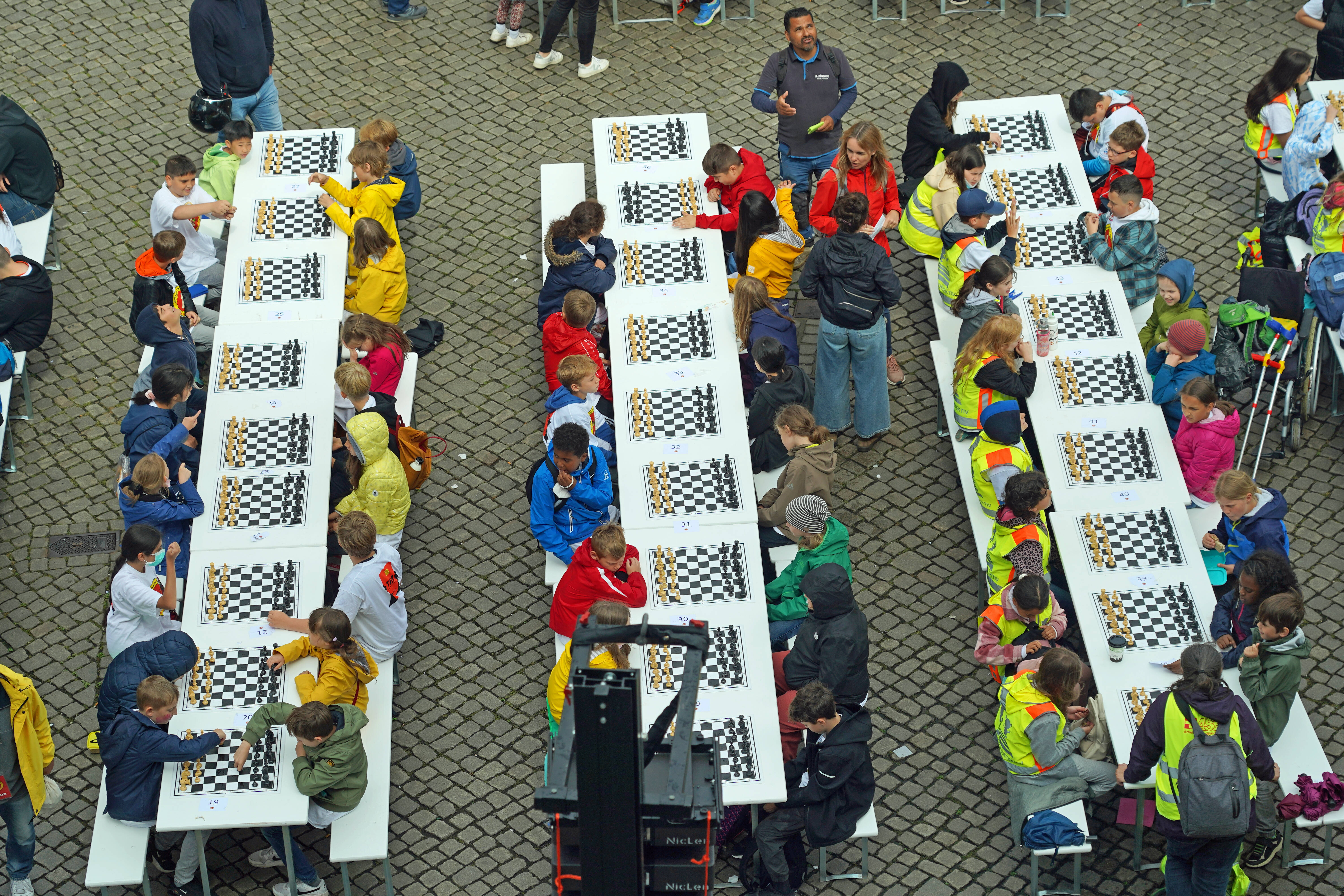 Kinder beim Schachspielen