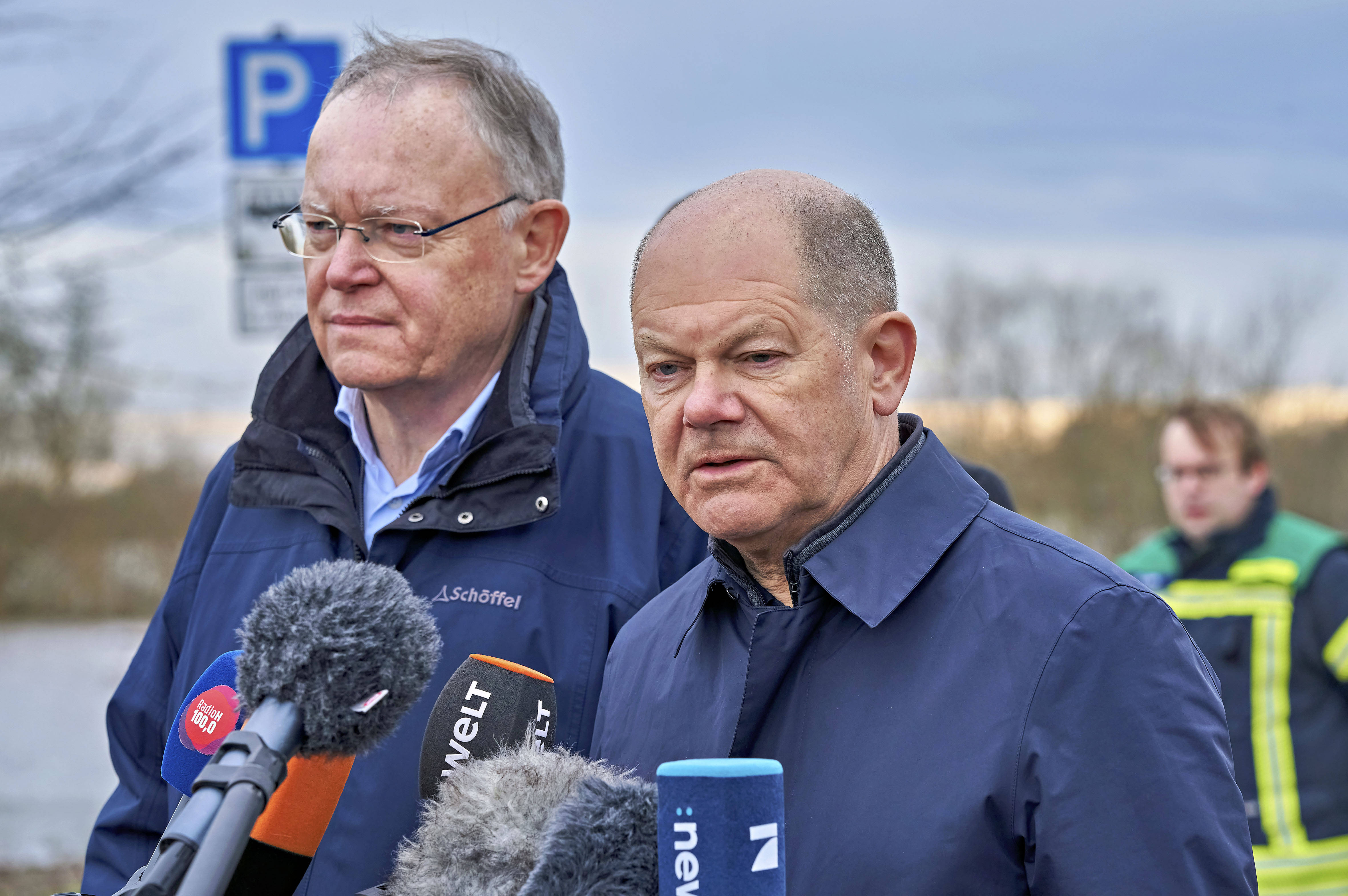 Besuch im Hochwassergebiet: Bundeskanzler Olaf Scholz (l.) und Niedersachsens Ministerpräsident Stephan Weil am 31.12.2023 in Verden an der Aller.