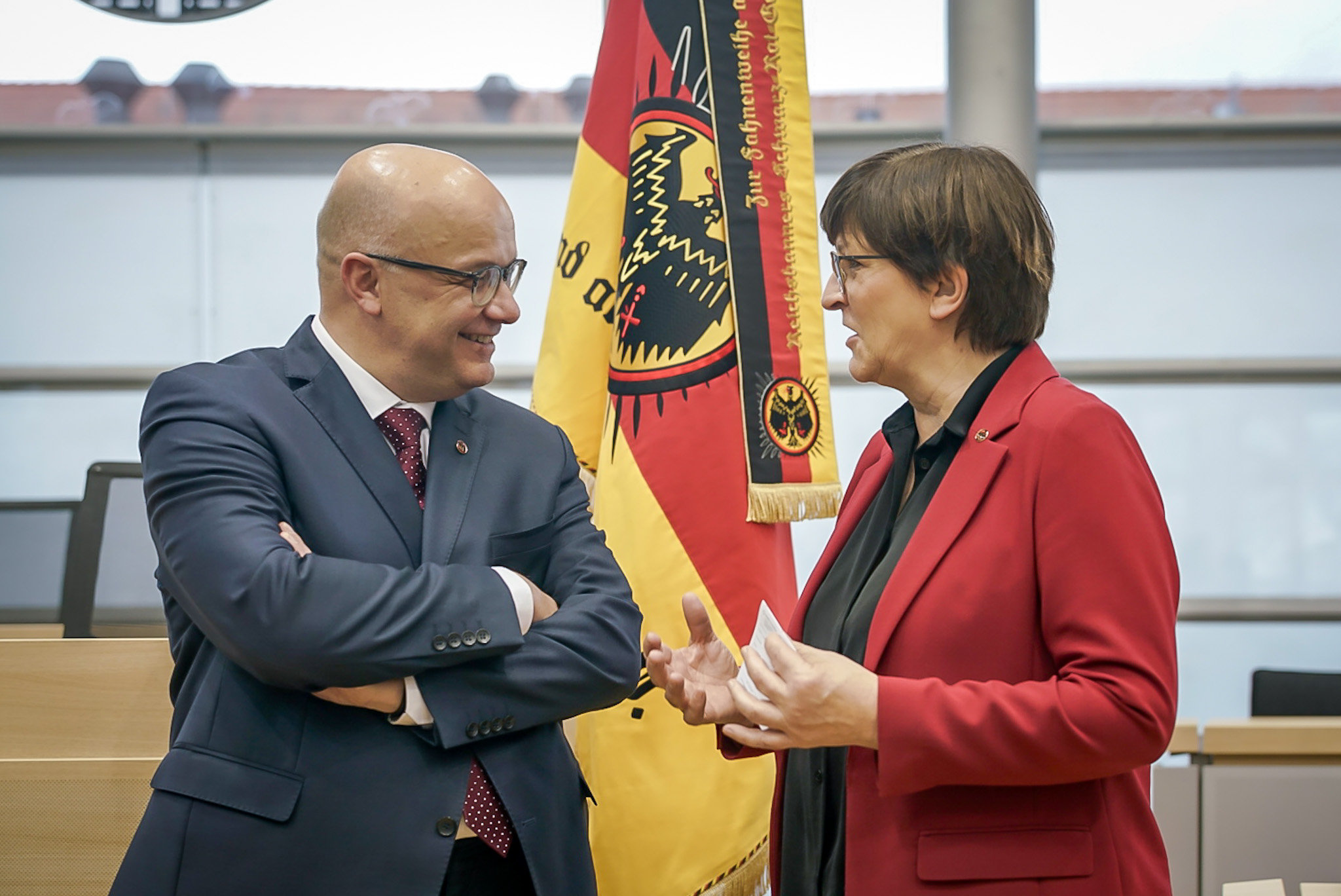 Für die Demokratie: Der Reichsbanner-Vorsitzende Fritz Felgentreu mit SPD-Chefin Saskia Esken am Rande der Feierstunde im Landtag von Sachsen-Anhalt