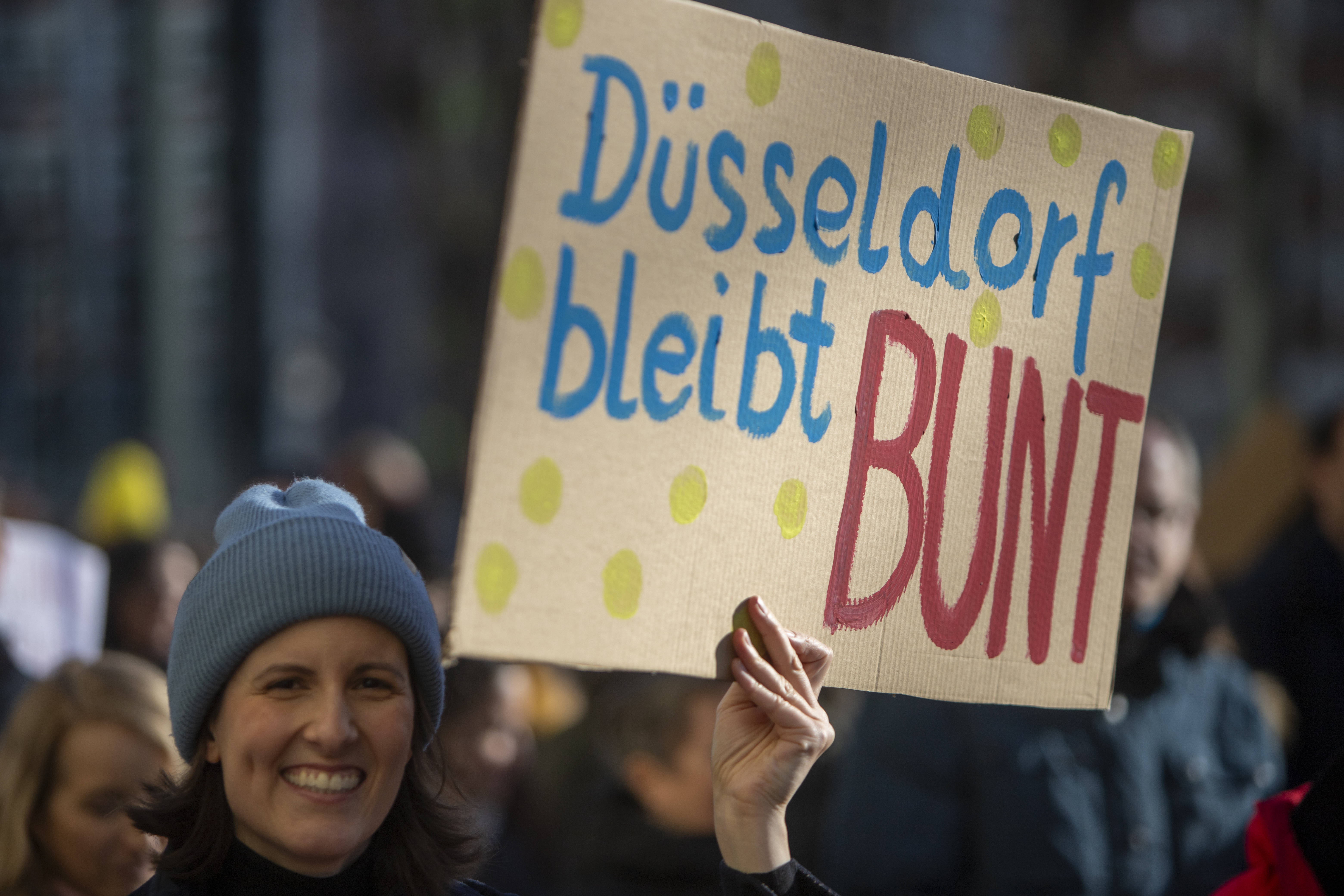 Etwa 100.000 Menschen haben jüngst in der nordrhein-westfälischen Landeshauptstadt Düsseldorf gegen Rechtsextremismus demonstriert.