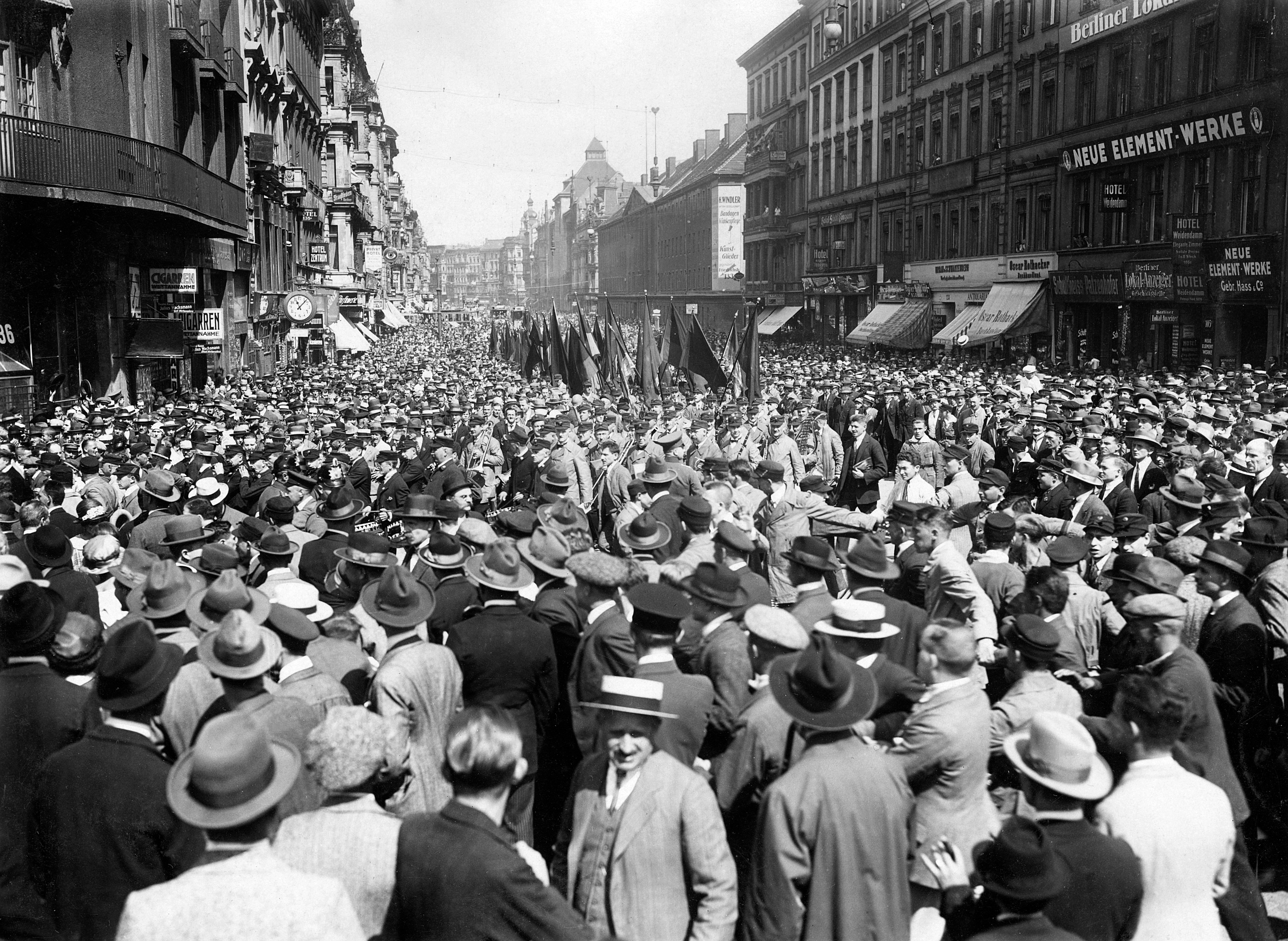 Berlin: Am 11. August gibt es von 1921 bis 1932 eine große Verfassungsfeier des Reichsbanners.