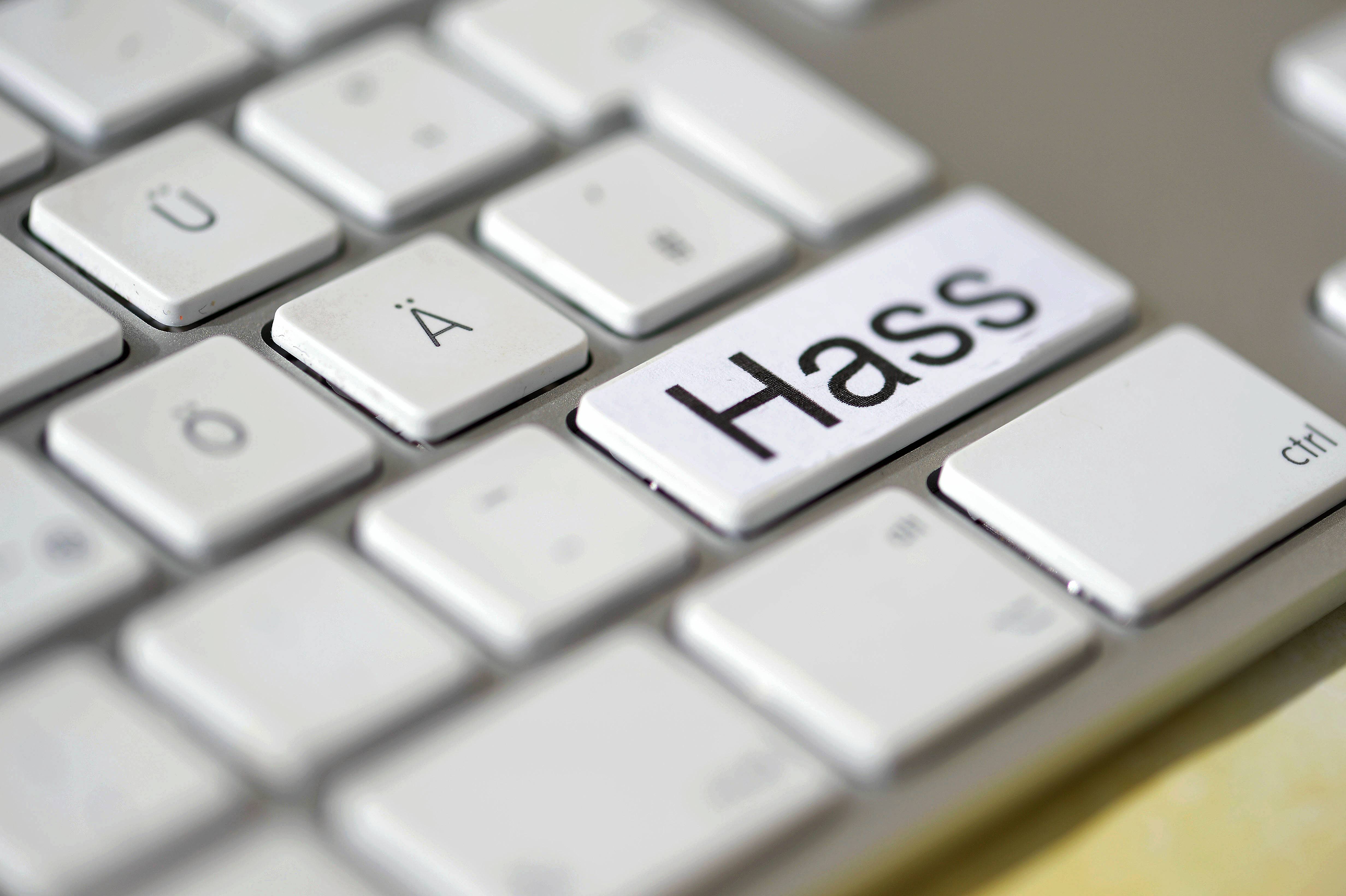 Hass im Internet wirkt sich auch auf die reale Welt aus – und gefährdet die Demokratie.