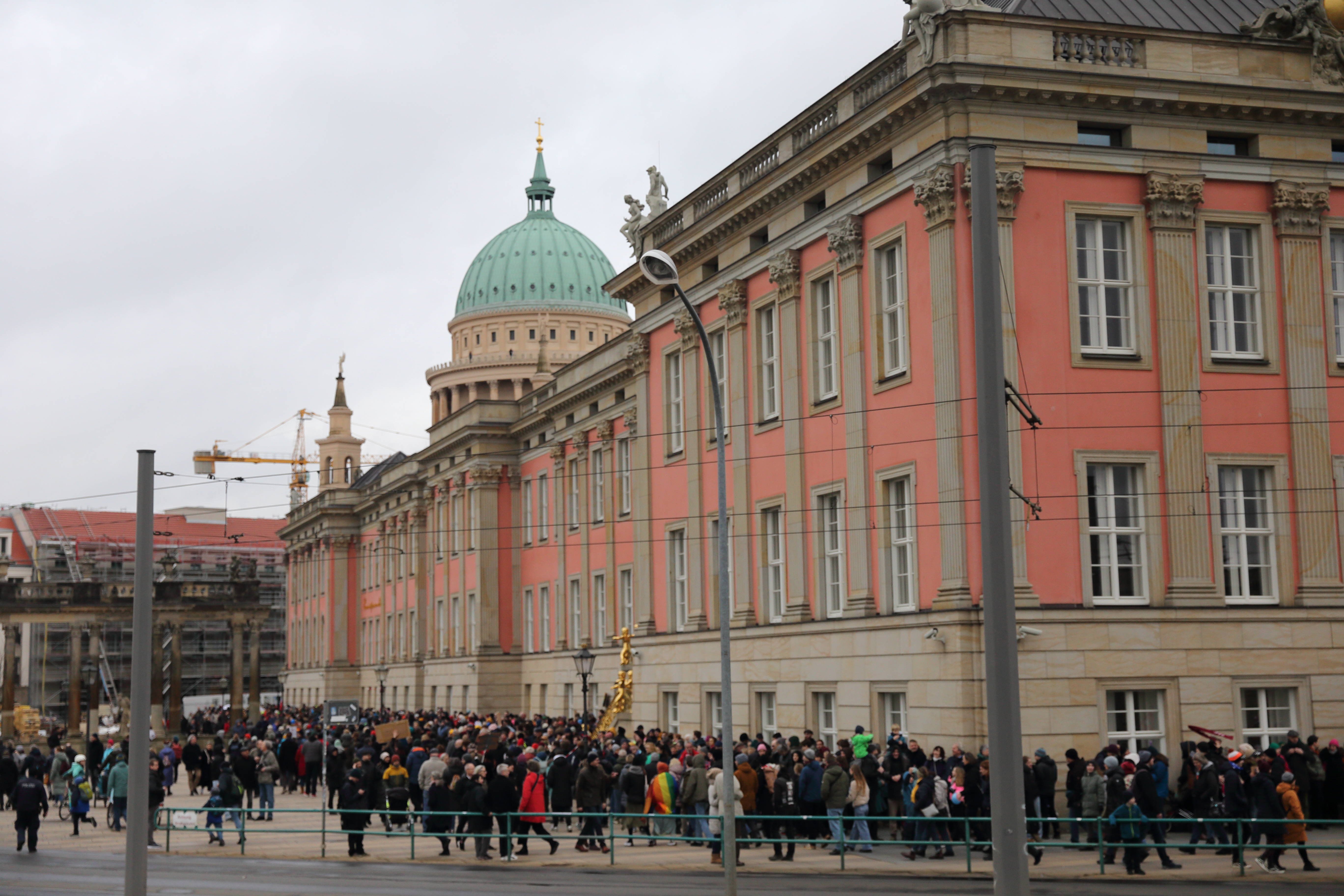 Potsdam, am 3. Februar 2024: Menschenkette gegen Rechtsextremismus um den Brandenburger Landtag, der seinen Sitz im wiederaufgebauten Stadtschloss hat, im Hintergrund die Nikolaikirche