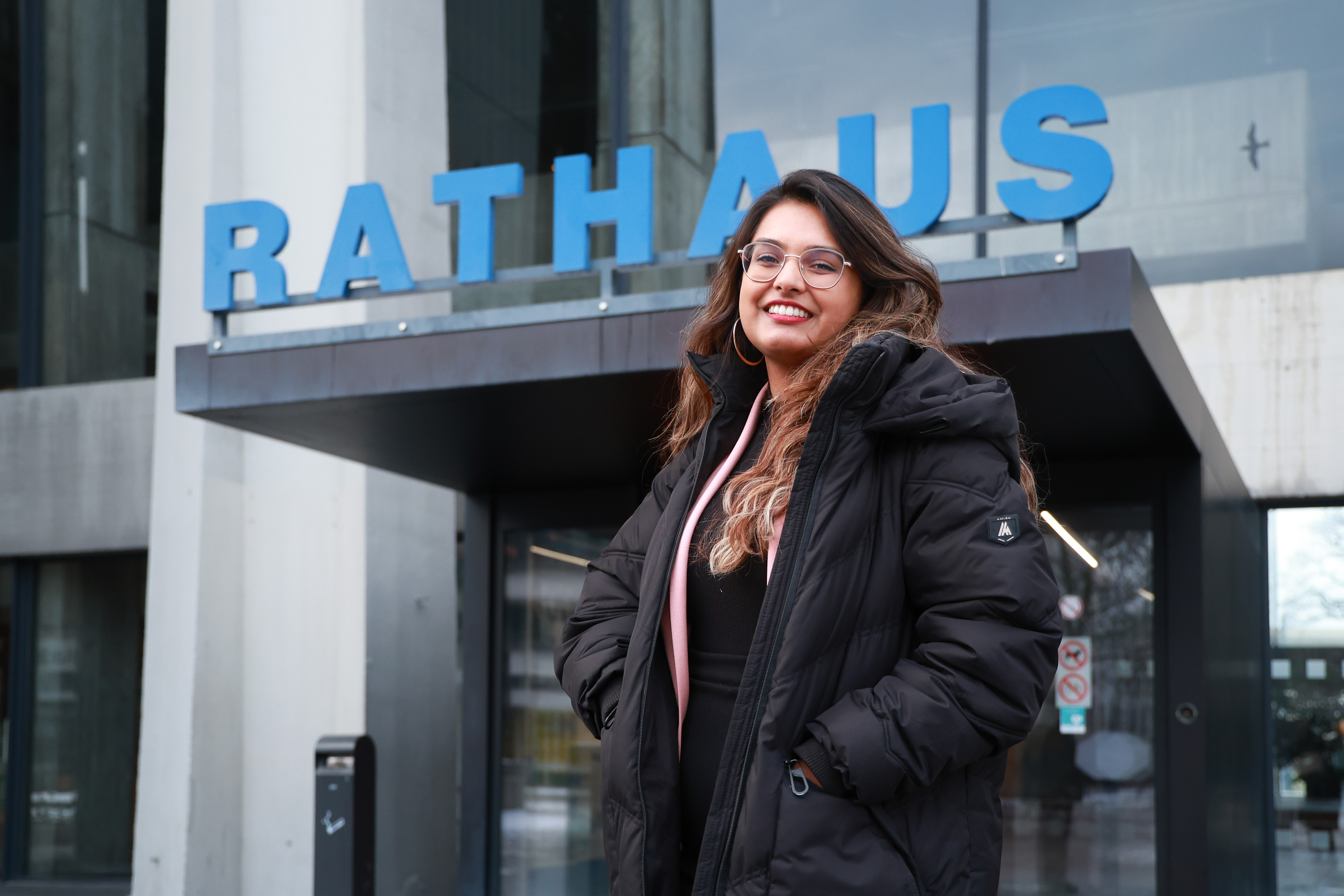 Hibba Kauser vor dem Rathaus in Offenbach.