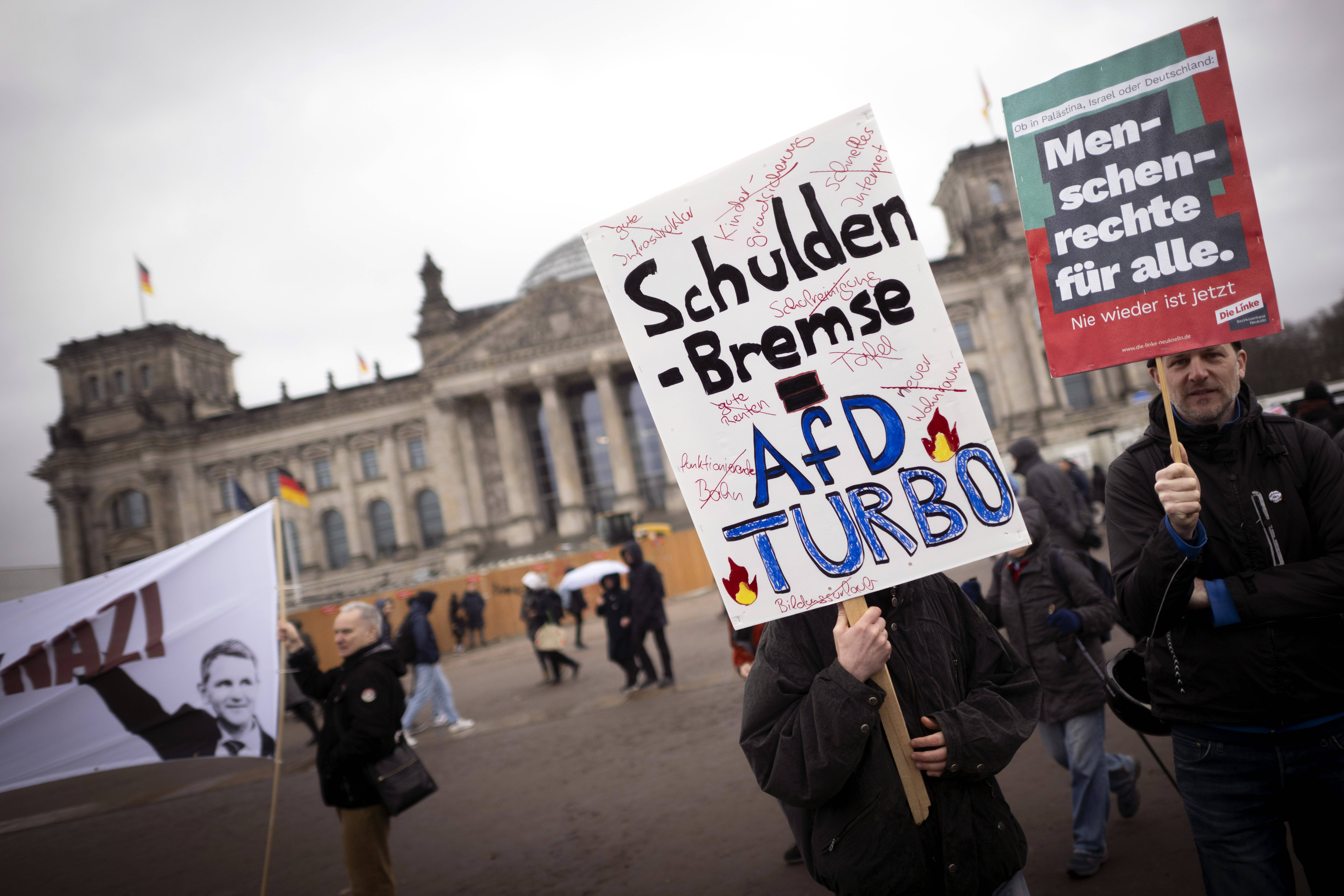 Demonstrant*innen kritisieren die Schuldenbremse