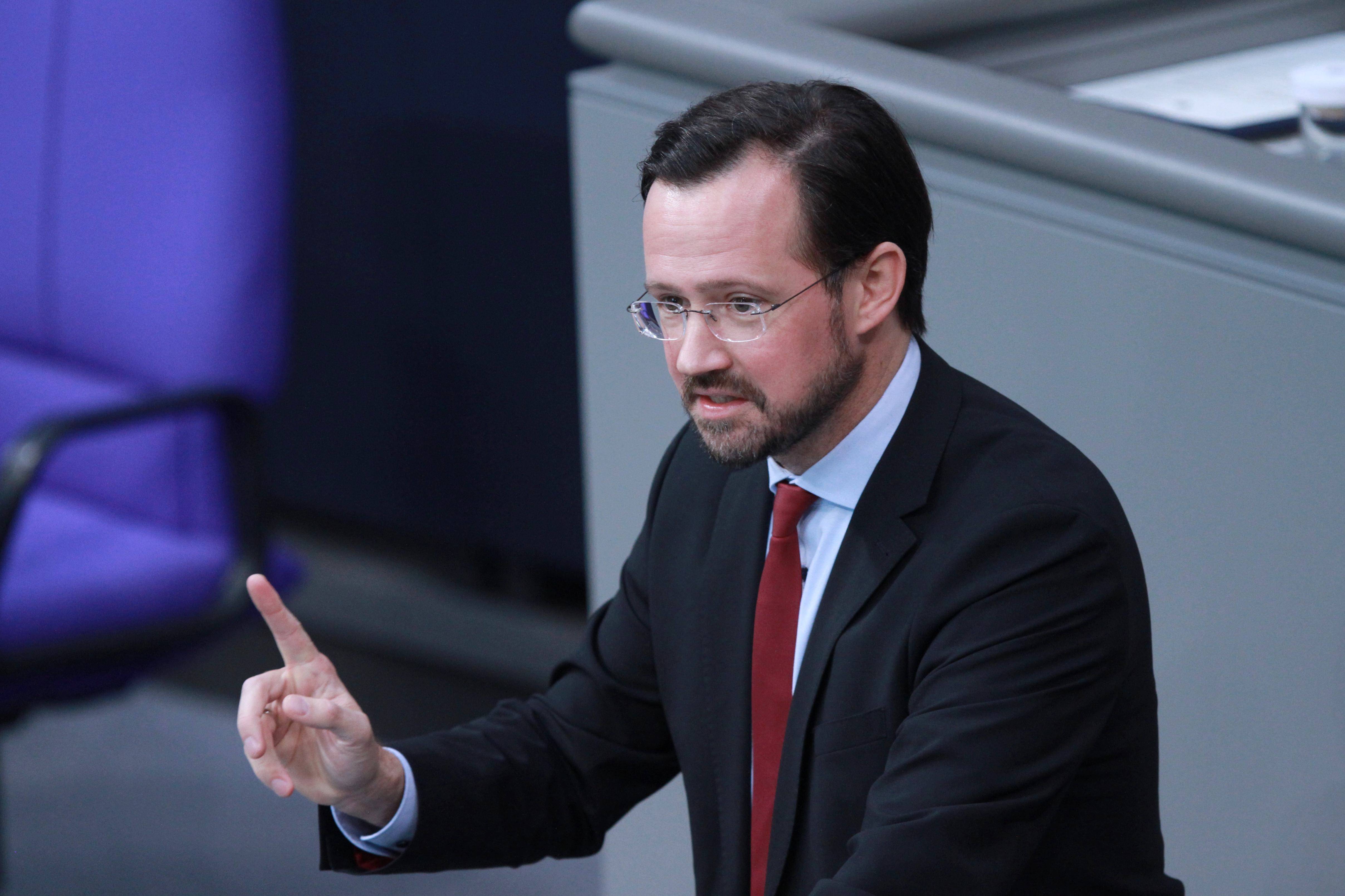 Der SPD-Politiker Dirk Wiese übt bei einer Rede im Bundestag deutliche Kritik an der AfD.