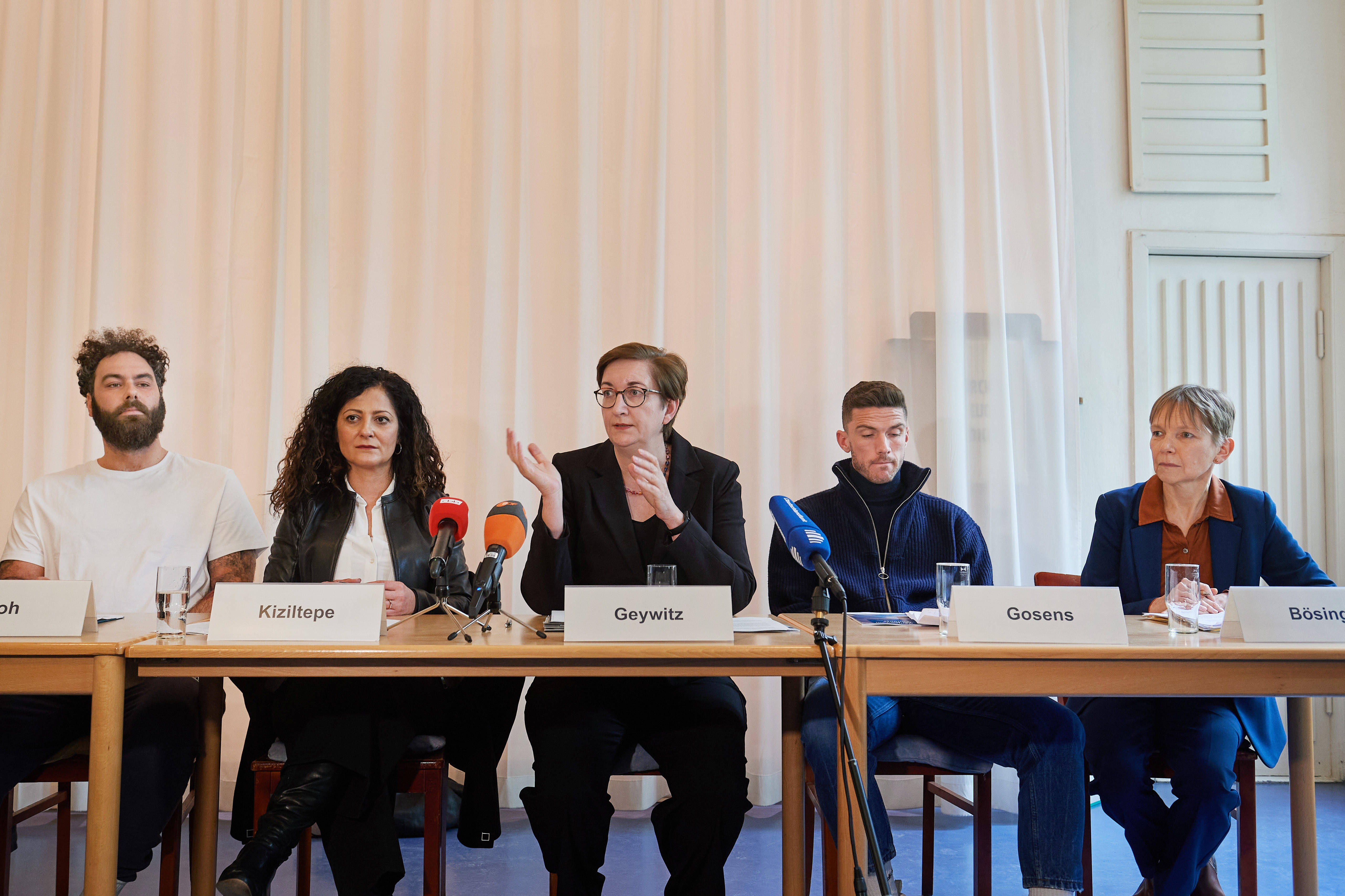 Vorstellung des Nationalen Aktionsplans gegen Wohnungslosigkeit: Dominik Bloh, Cansel Kiziltepe, Bundesbauministerin Clara Geywitz, Spielerprofi Robin Gosens, Sabine Bösing (v.l.).