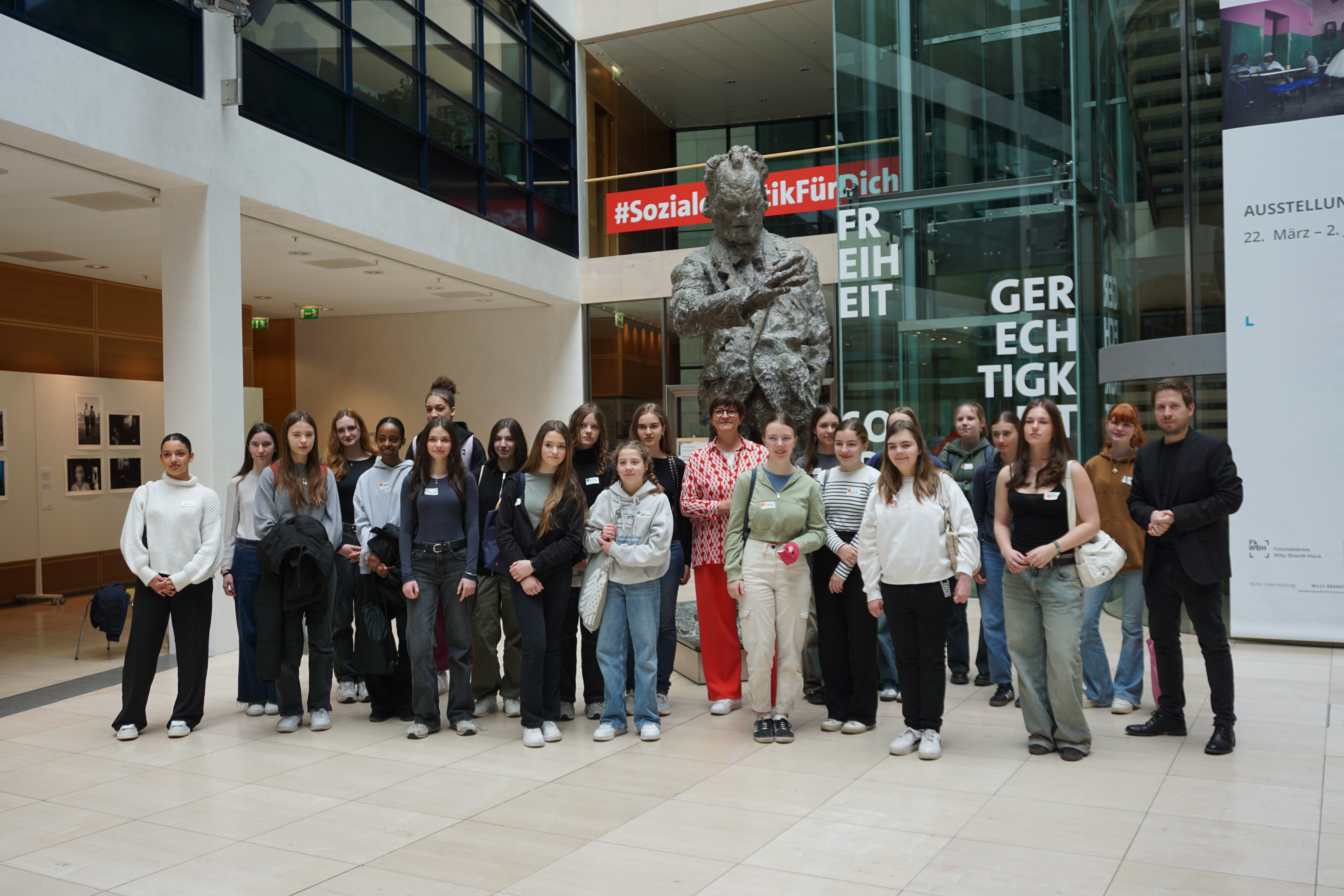 Einmal die SPD-Spitze alles fragen dürfen: Beim Girls' Day im Willy-Brandt-Haus trafen die diesjährigen Teilnehmerinnen unter anderem Saskia Esken und Kevin Kühnert.