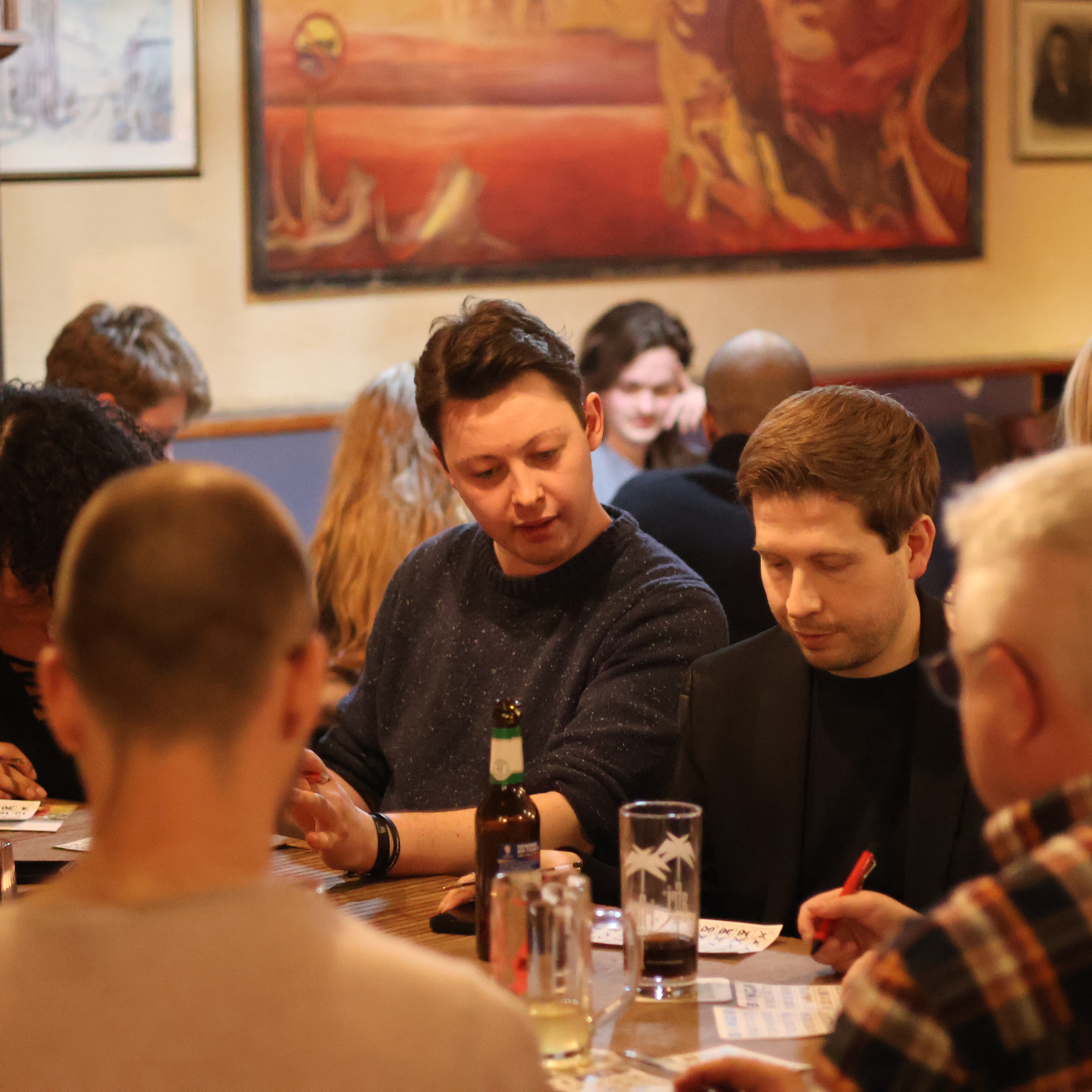 Kevin Kühnert rätselt auch noch beim „Tunten-Bingo“ mit.