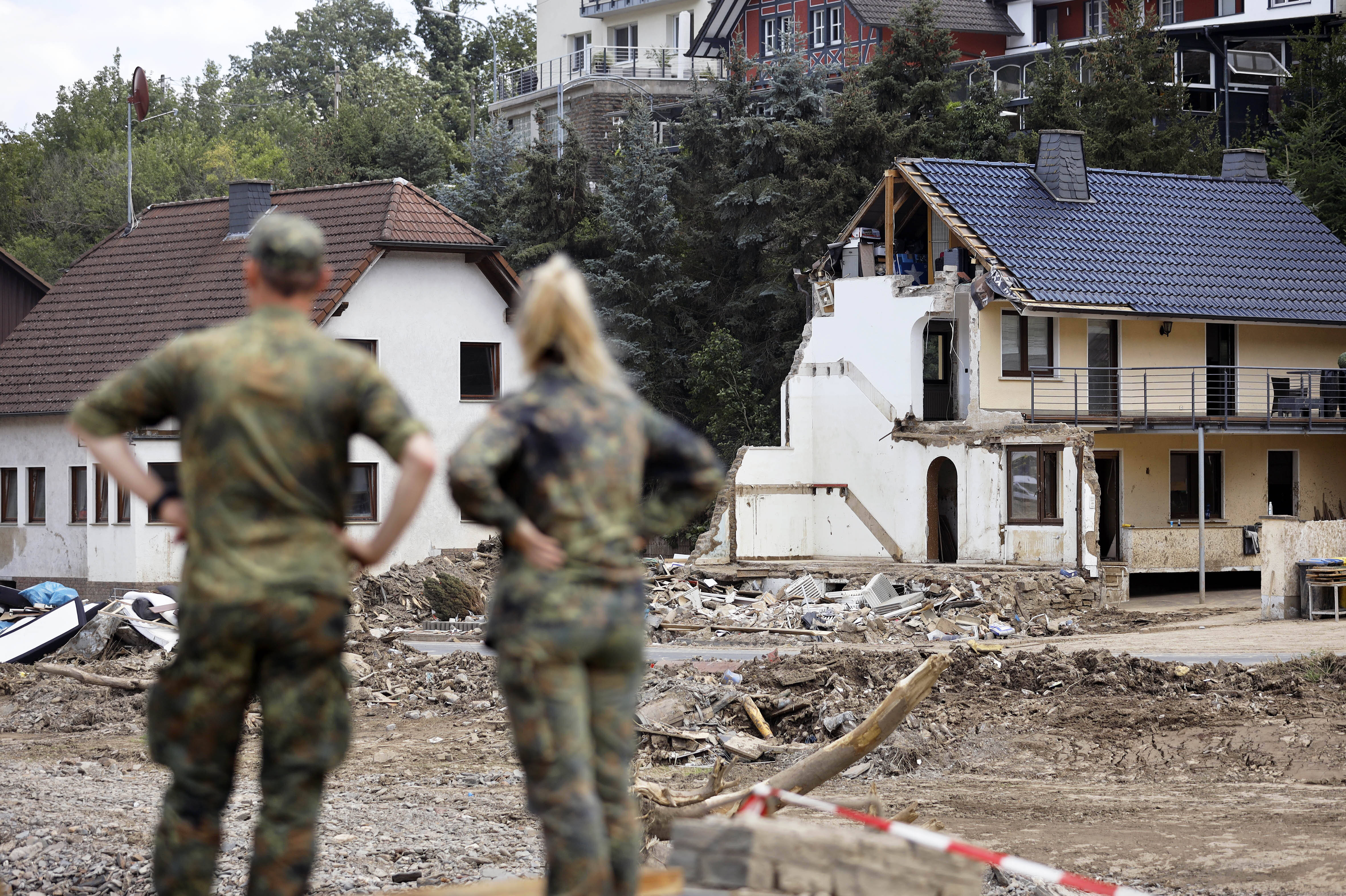 Soldat*innen sind in Deutschland meistens unsichtbar, selbst wenn sie, wie hier, im Inland helfen. Ein Veteranentag soll das nun ändern.