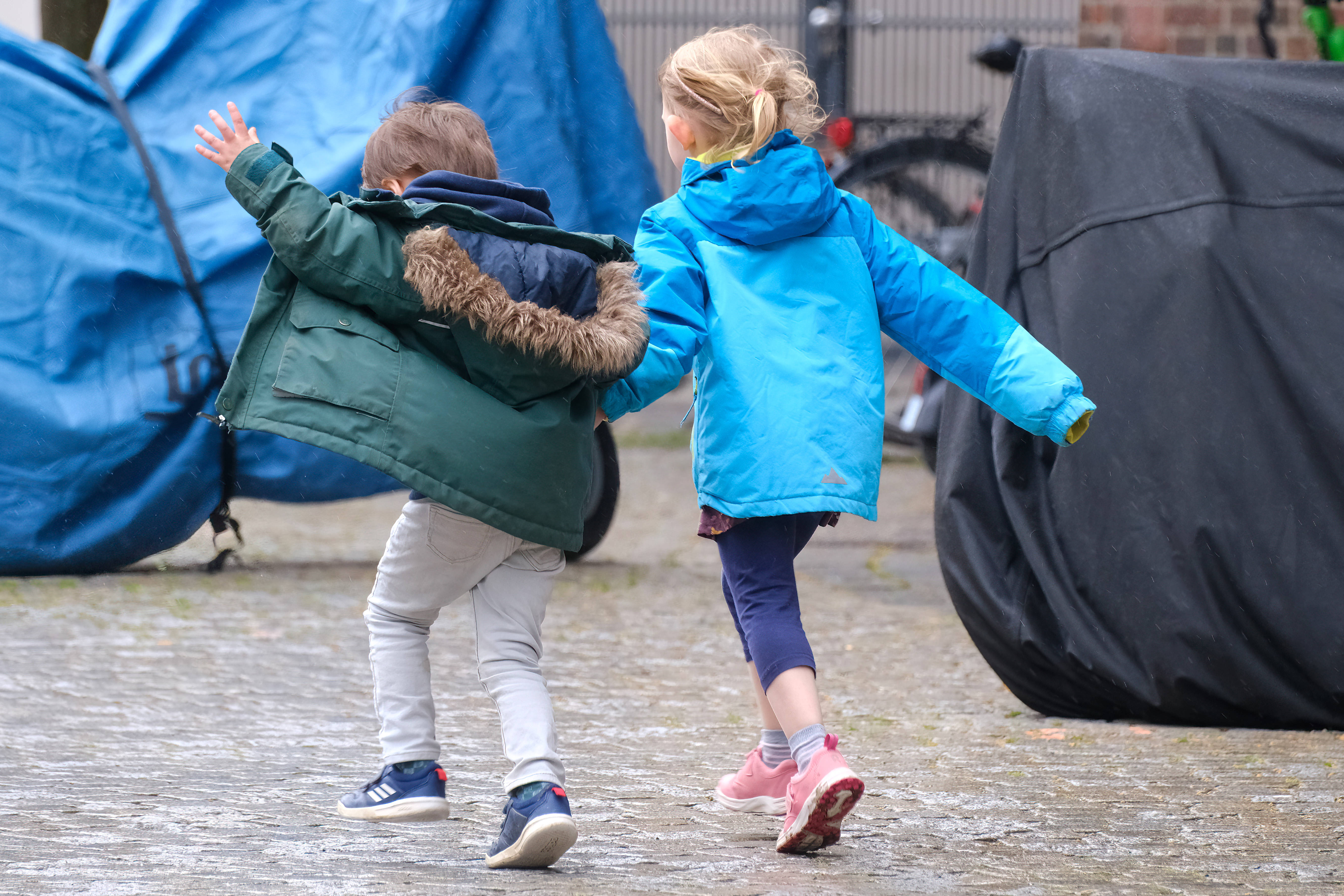 Knapp 2,9 Millionen Kinder und Jugendliche in Deutschland sind armutsgefährdet. Die Kindergrundsicherung soll das ändern.